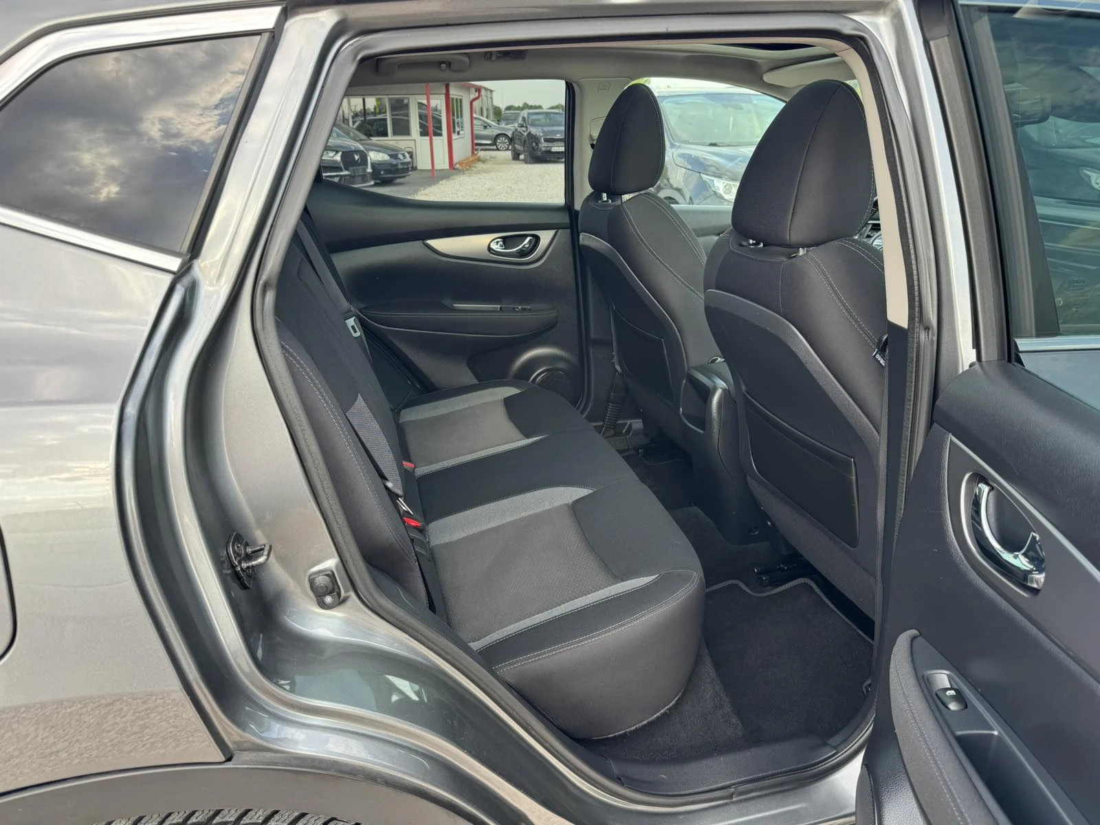 Nissan Qashqai 1.6dci, снимка 15 - Автомобили и джипове - 55804226