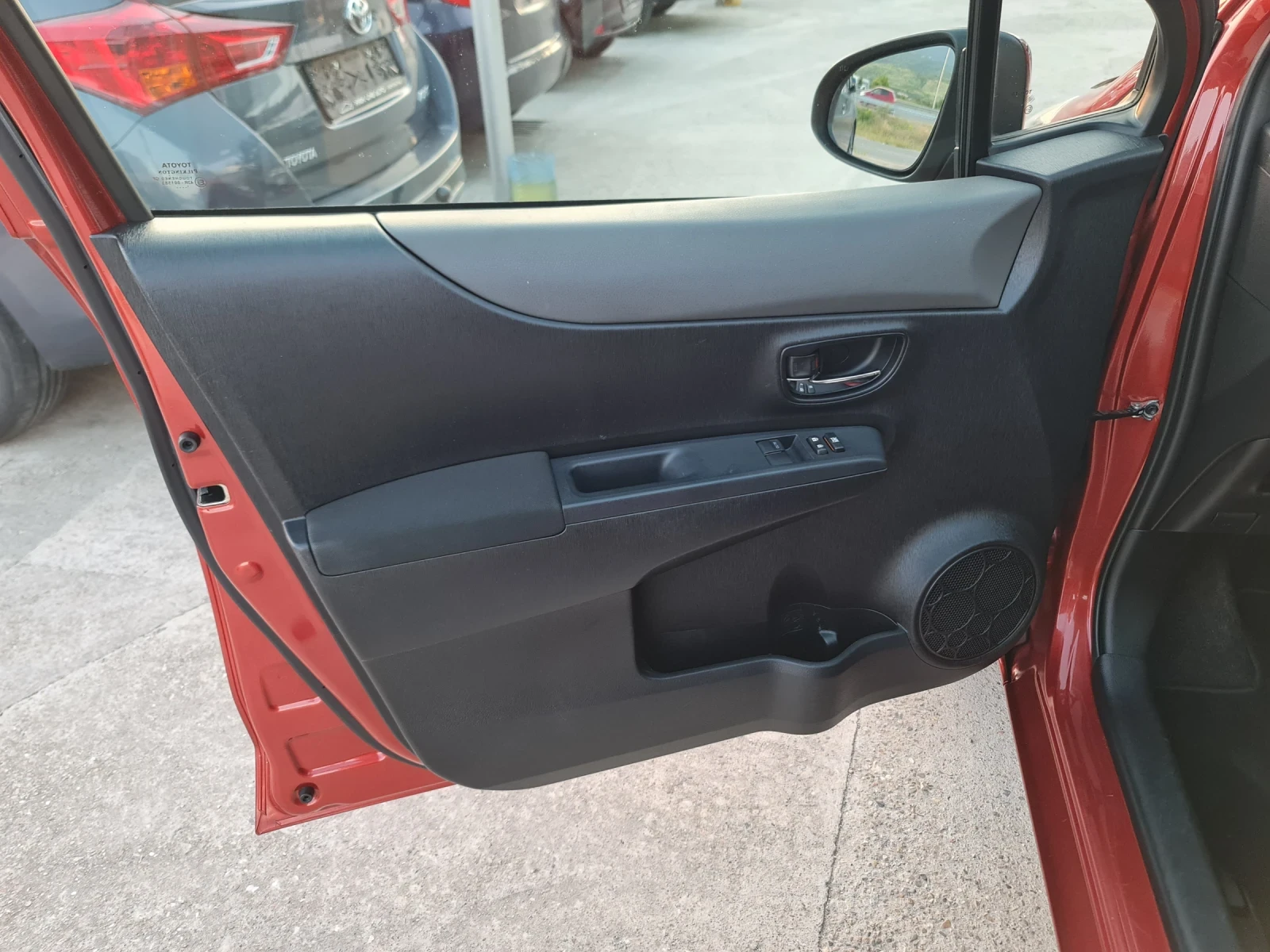 Toyota Yaris 1.33 VVTI Автоматик Навигация Камера - изображение 5