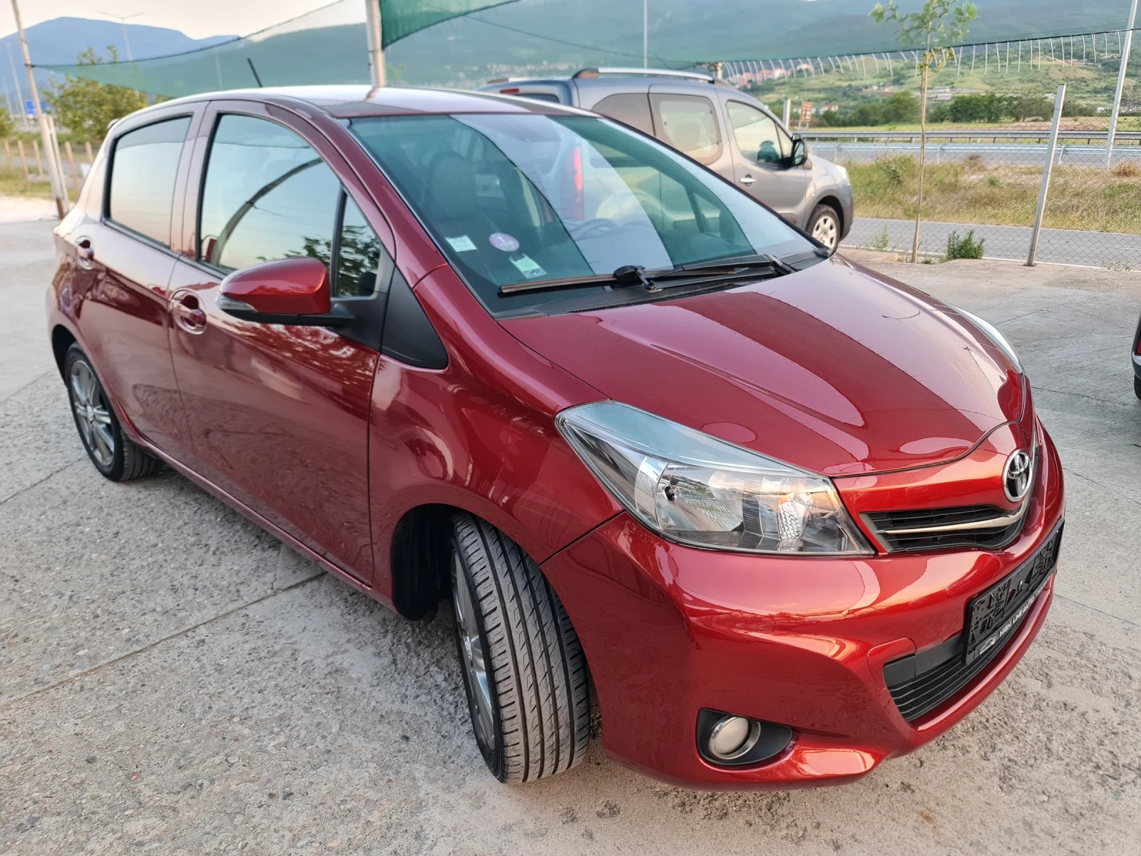 Toyota Yaris 1.33 VVTI Автоматик Навигация Камера - изображение 3