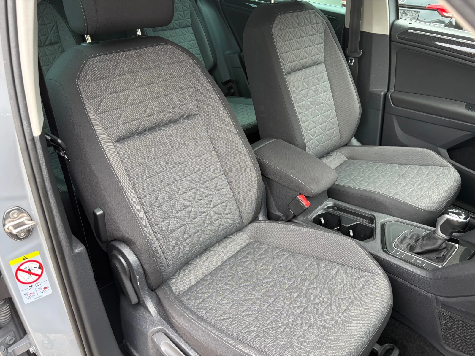 VW Tiguan 2.0TDI 2022Г Distr LED Assist, снимка 14 - Автомобили и джипове - 54870604