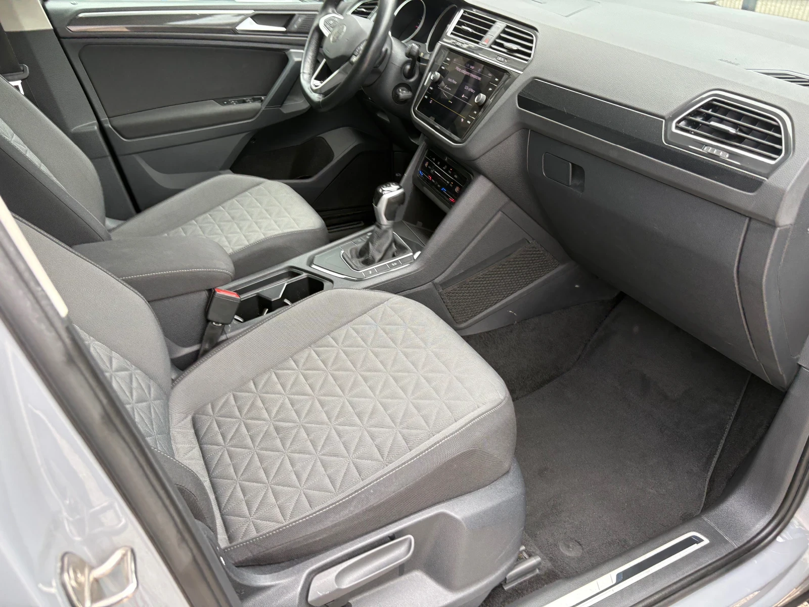 VW Tiguan 2.0TDI 2022Г Distr LED Assist, снимка 13 - Автомобили и джипове - 54870604