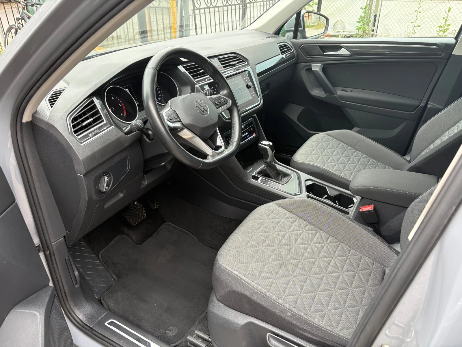 VW Tiguan 2.0TDI 2022Г Distr LED Assist, снимка 12 - Автомобили и джипове - 54870604