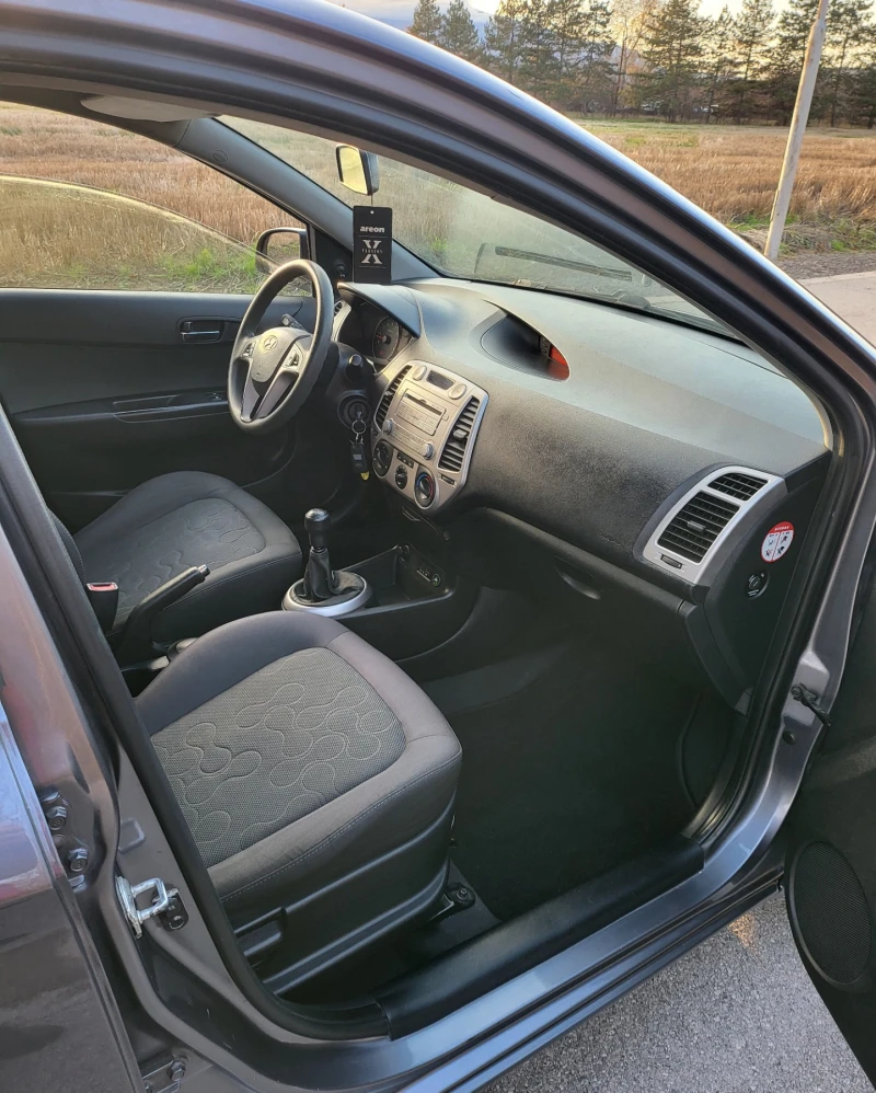 Hyundai I20 1.25 АГУ, снимка 9 - Автомобили и джипове - 52617609