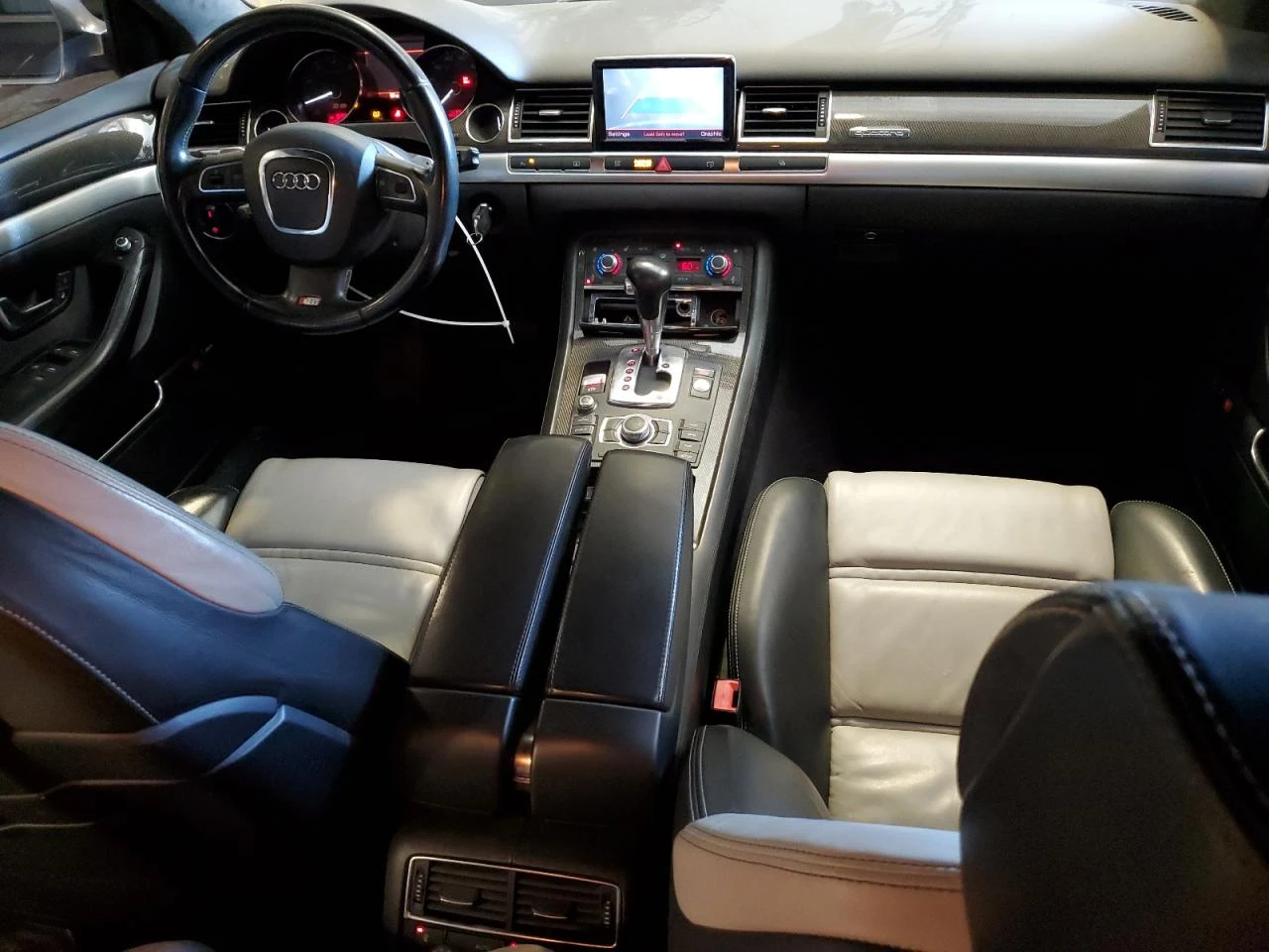Audi S8 QUATTRO V10 - изображение 8