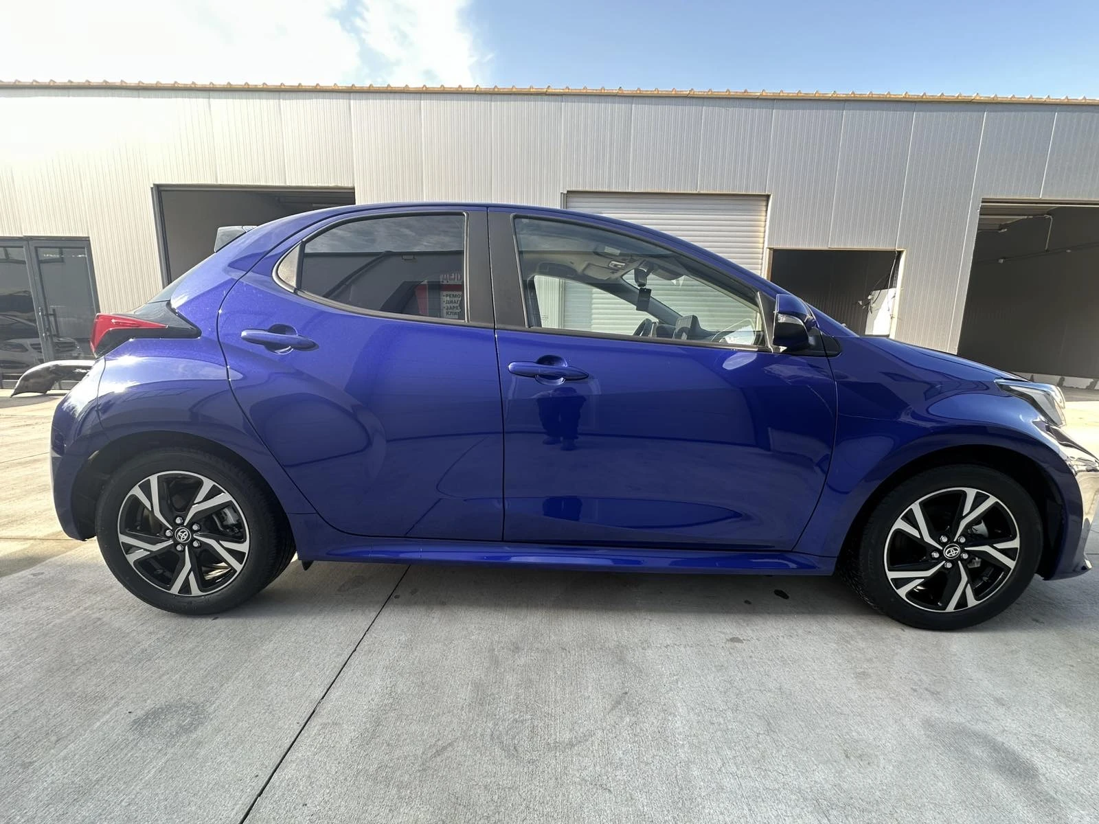 Toyota Yaris 1.5 HEV 13.000km - изображение 7