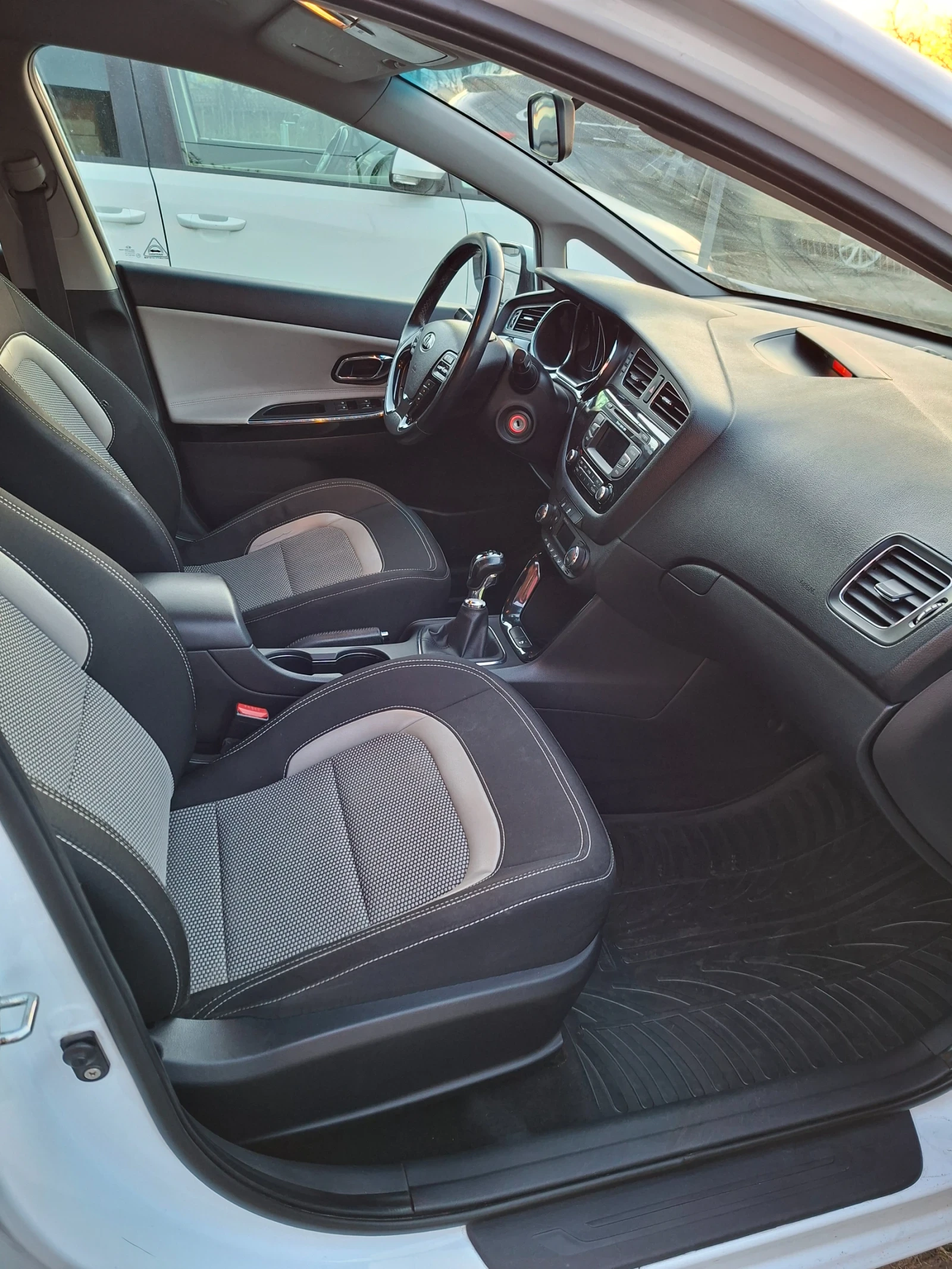 Kia Ceed 1.6crsi 128кс, снимка 11 - Автомобили и джипове - 55405268