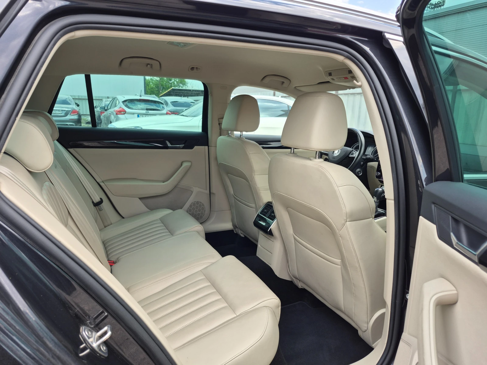 Skoda Superb 2.0TDI L&K 4x4 DSG KeyGO ACC Blind AHK Lane AHK, снимка 8 - Автомобили и джипове - 55572975