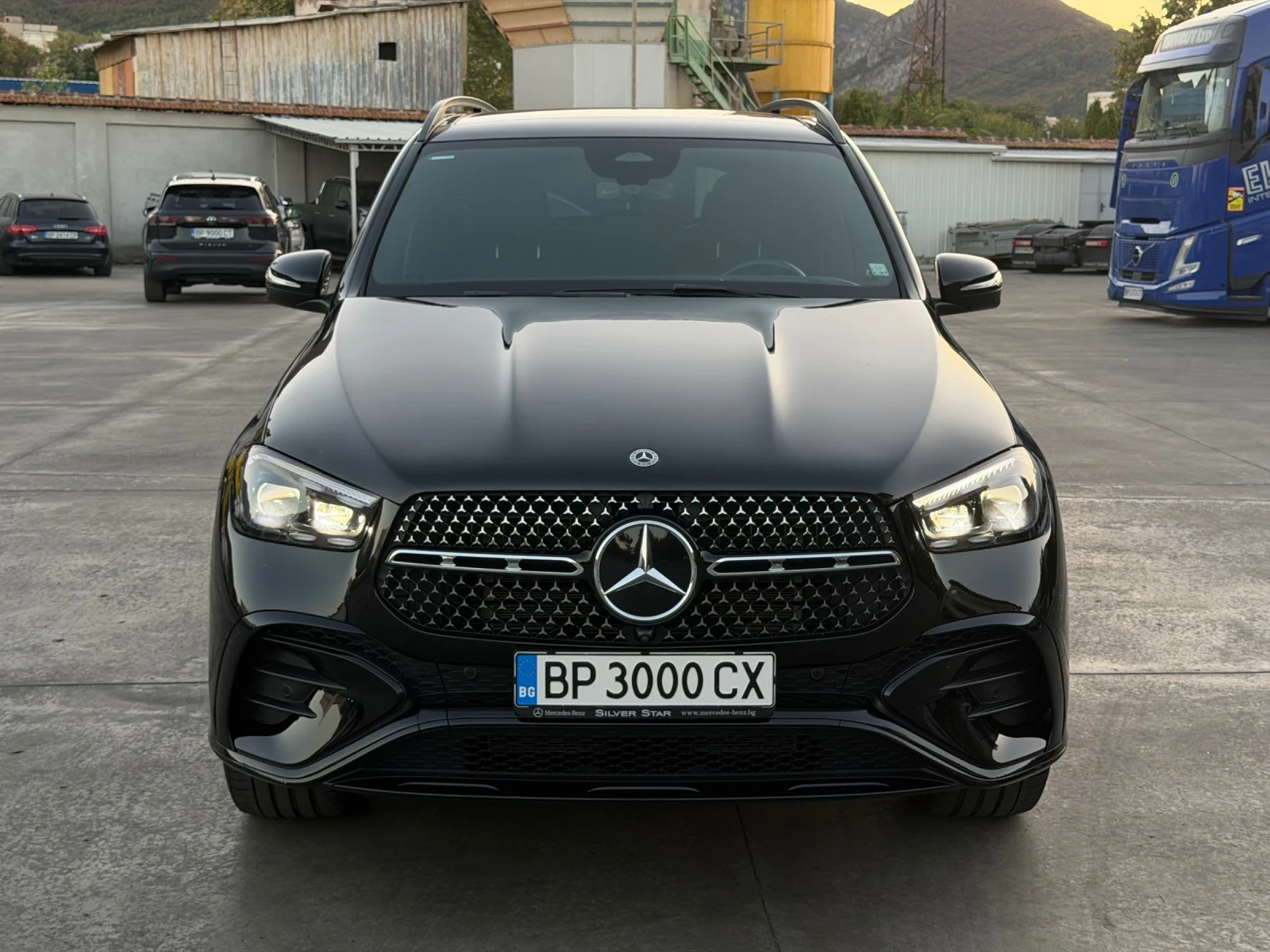 Mercedes-Benz GLE 450 4MATIC* AMG* Burmester* PANO* Гаранция, снимка 2 - Автомобили и джипове - 56124209