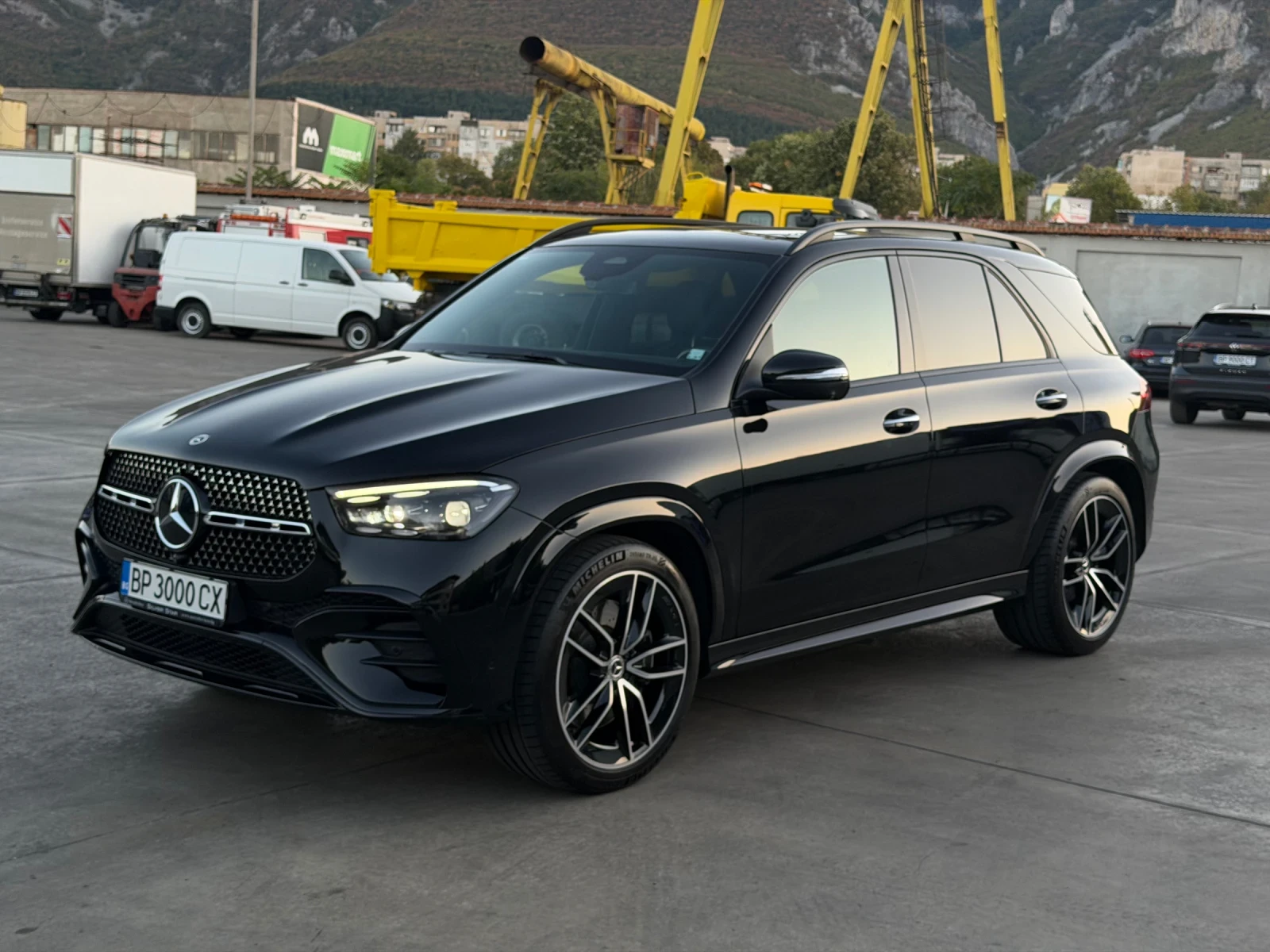 Mercedes-Benz GLE 450 4MATIC* AMG* Burmester* PANO* Гаранция, снимка 8 - Автомобили и джипове - 56124209