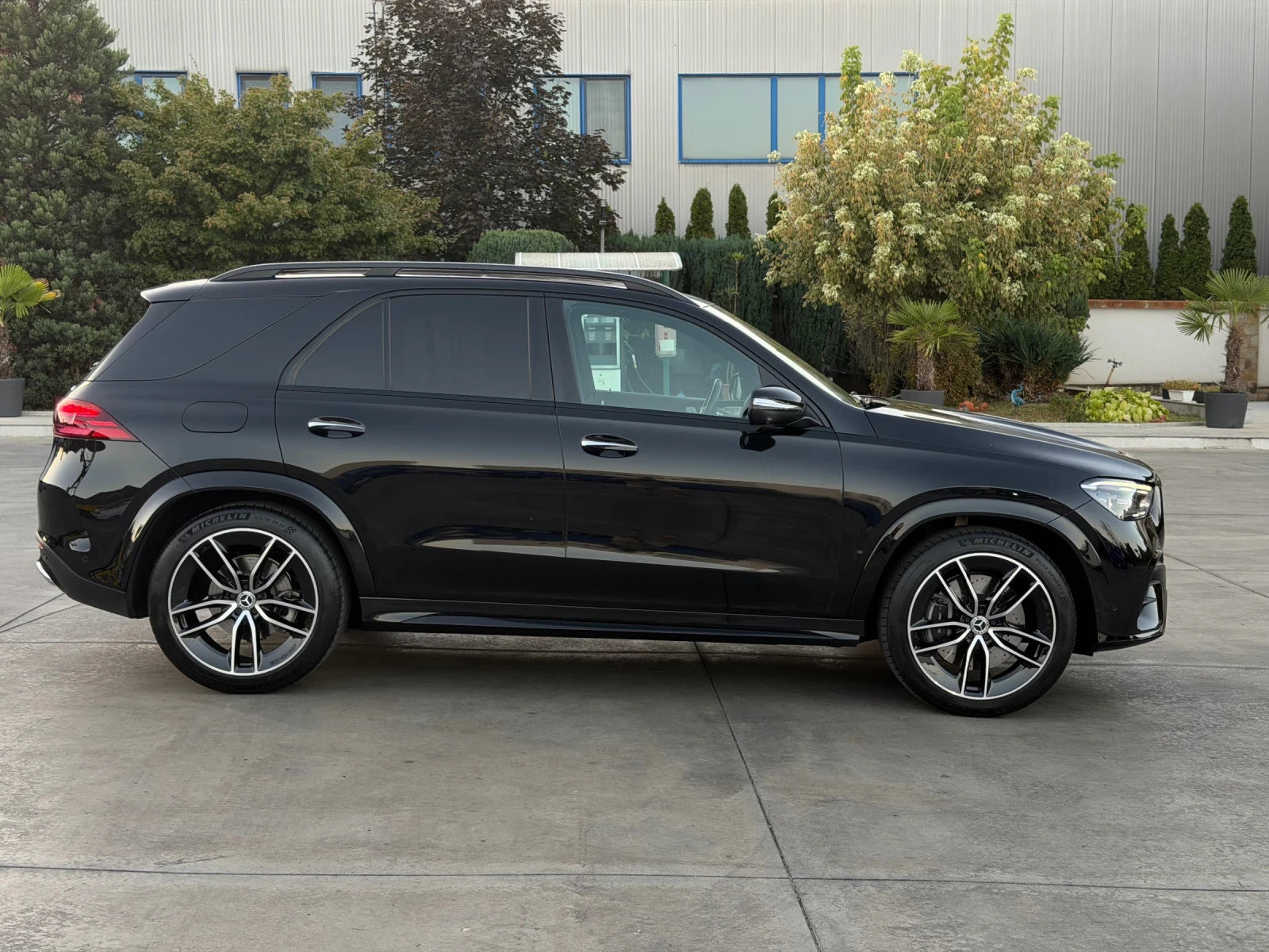 Mercedes-Benz GLE 450 4MATIC* AMG* Burmester* PANO* Гаранция, снимка 3 - Автомобили и джипове - 56124209