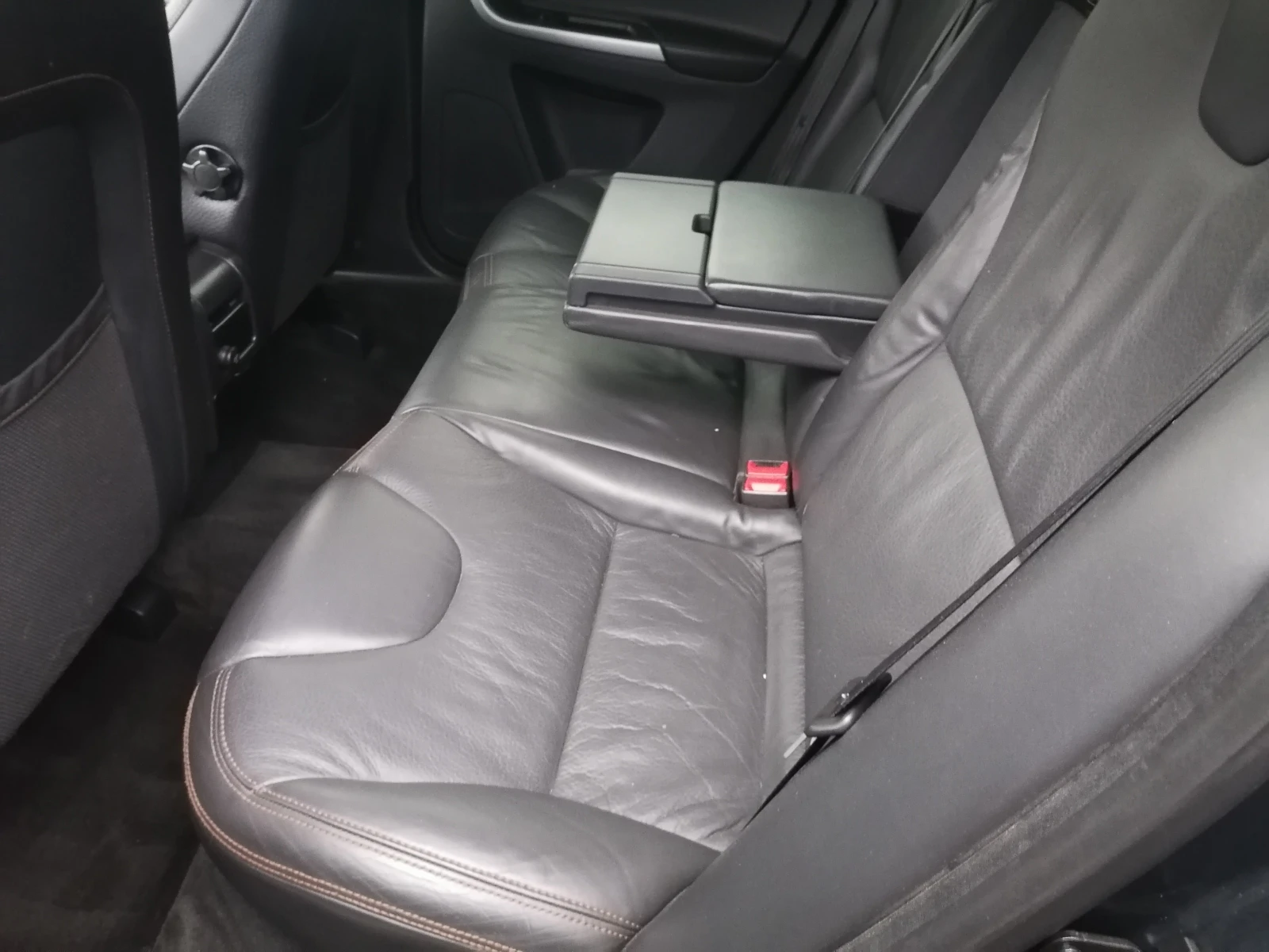 Volvo XC60 2.4D 4WD - изображение 9