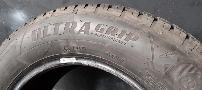 Гуми Зимни 215/65R16, снимка 5 - Гуми и джанти - 31495641