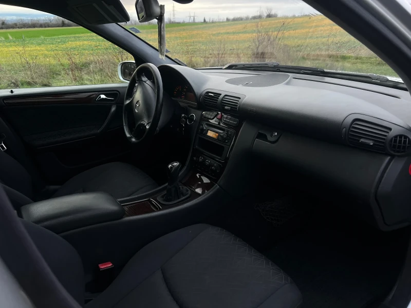Mercedes-Benz C 220, снимка 6 - Автомобили и джипове - 52697534