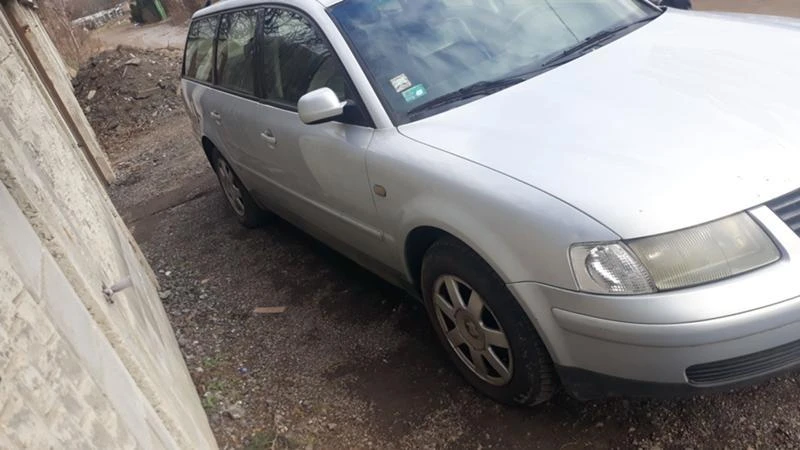 VW Passat 1.9 TDI 4br AFN 110ks Avtomat, снимка 4 - Автомобили и джипове - 47602498