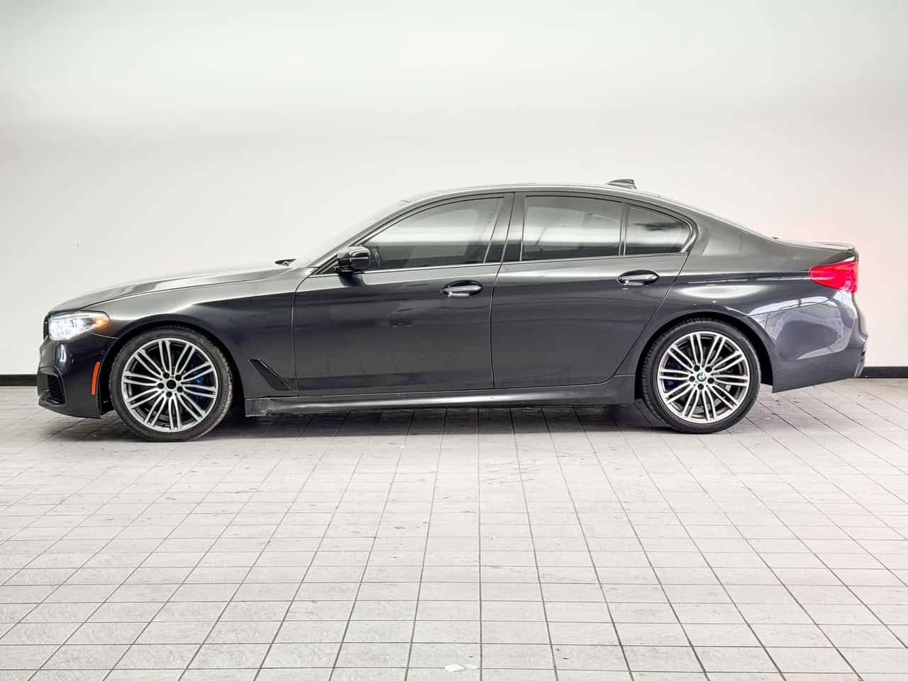 BMW 550 M550i xDrive Sedan| Sport-tuned | 16-speaker audio, снимка 2 - Автомобили и джипове - 54528804
