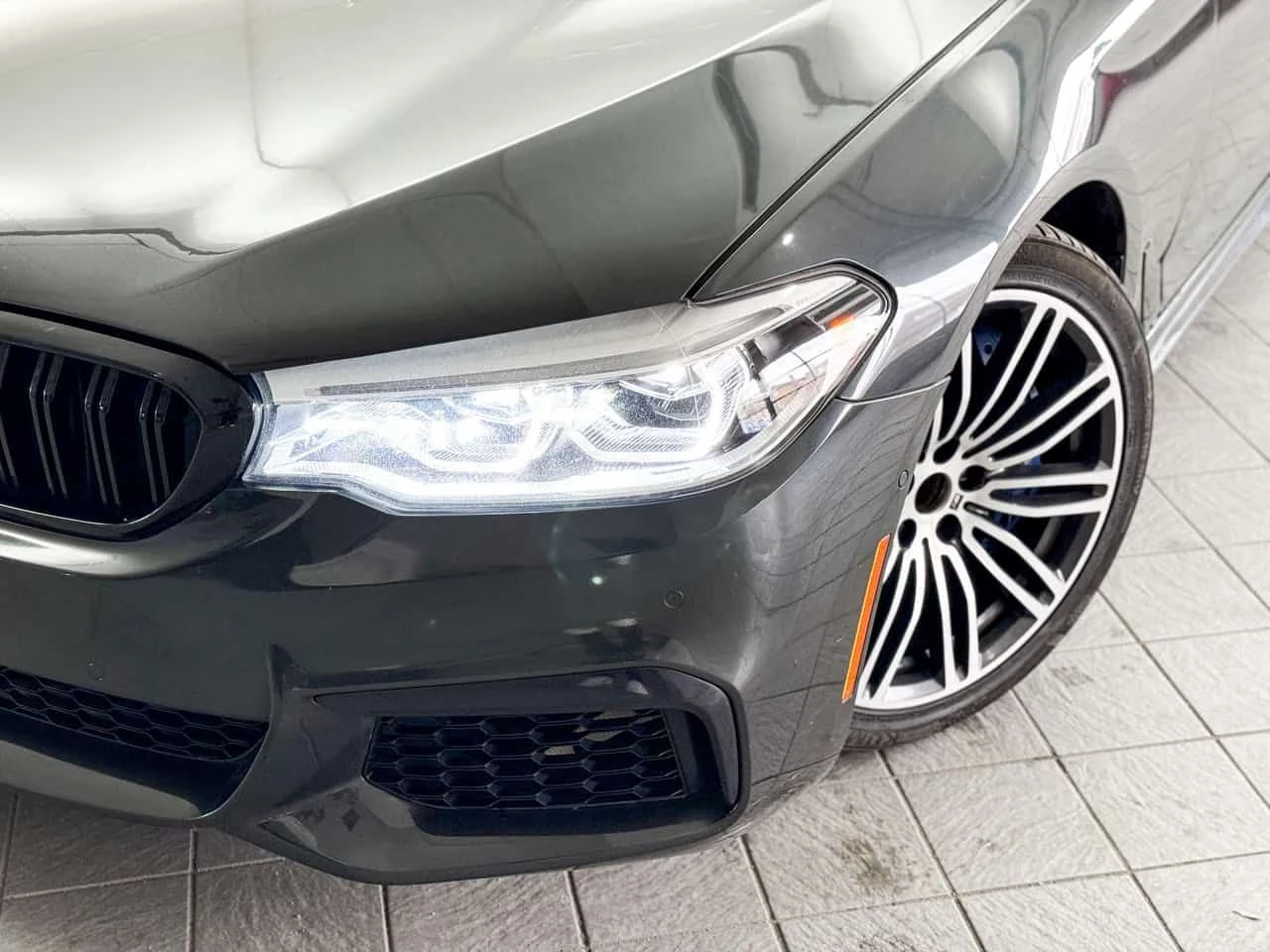 BMW 550 M550i xDrive Sedan| Sport-tuned | 16-speaker audio, снимка 4 - Автомобили и джипове - 54528804