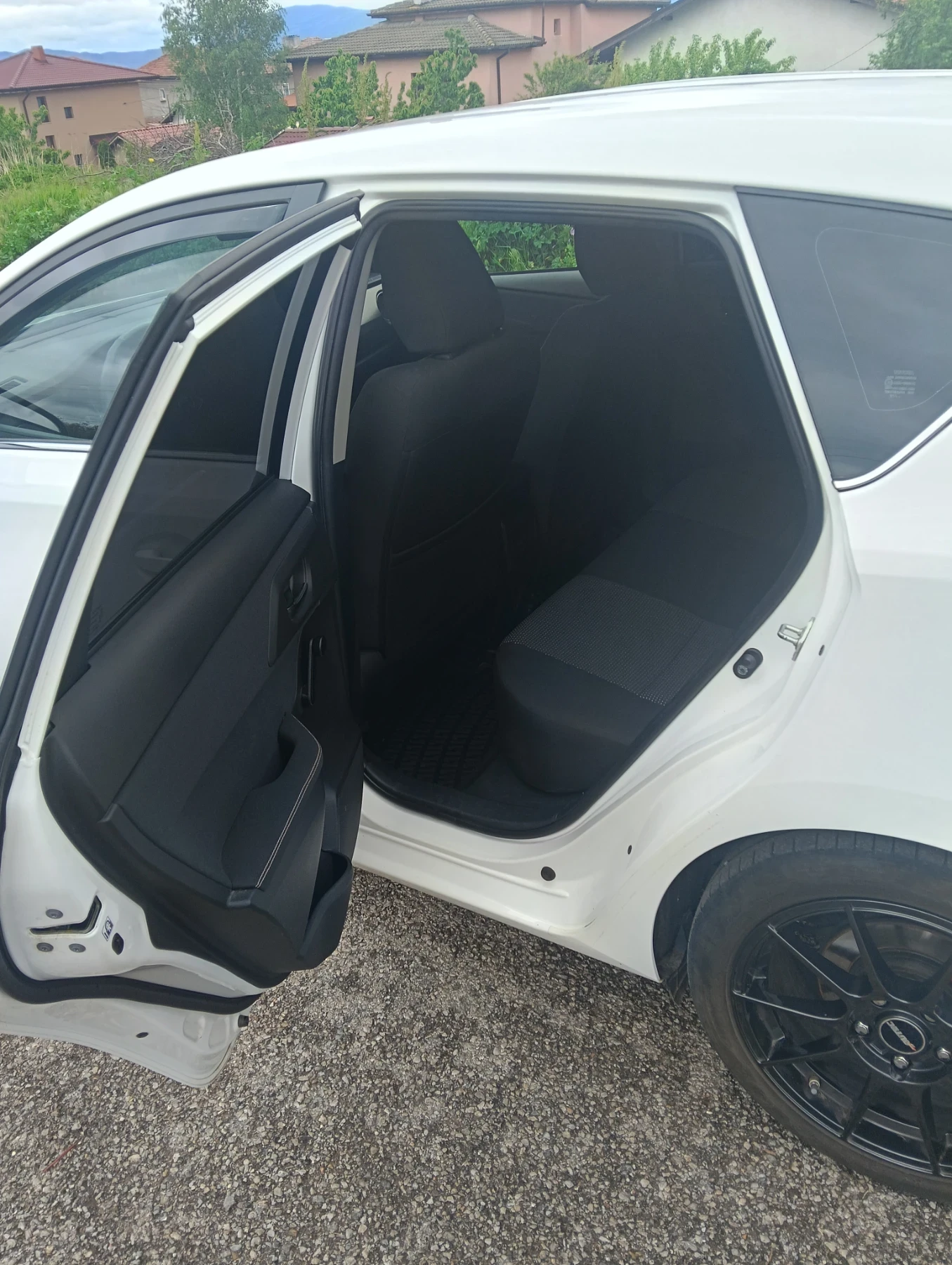 Toyota Auris 2.0 D4D 124кс, снимка 8 - Автомобили и джипове - 54580319