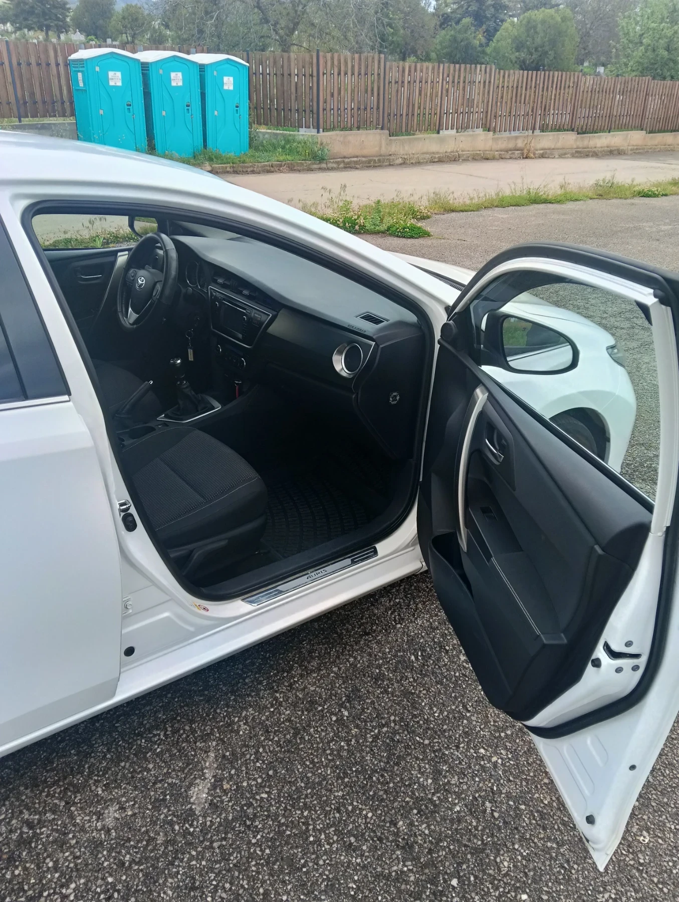 Toyota Auris 2.0 D4D 124кс, снимка 7 - Автомобили и джипове - 54580319