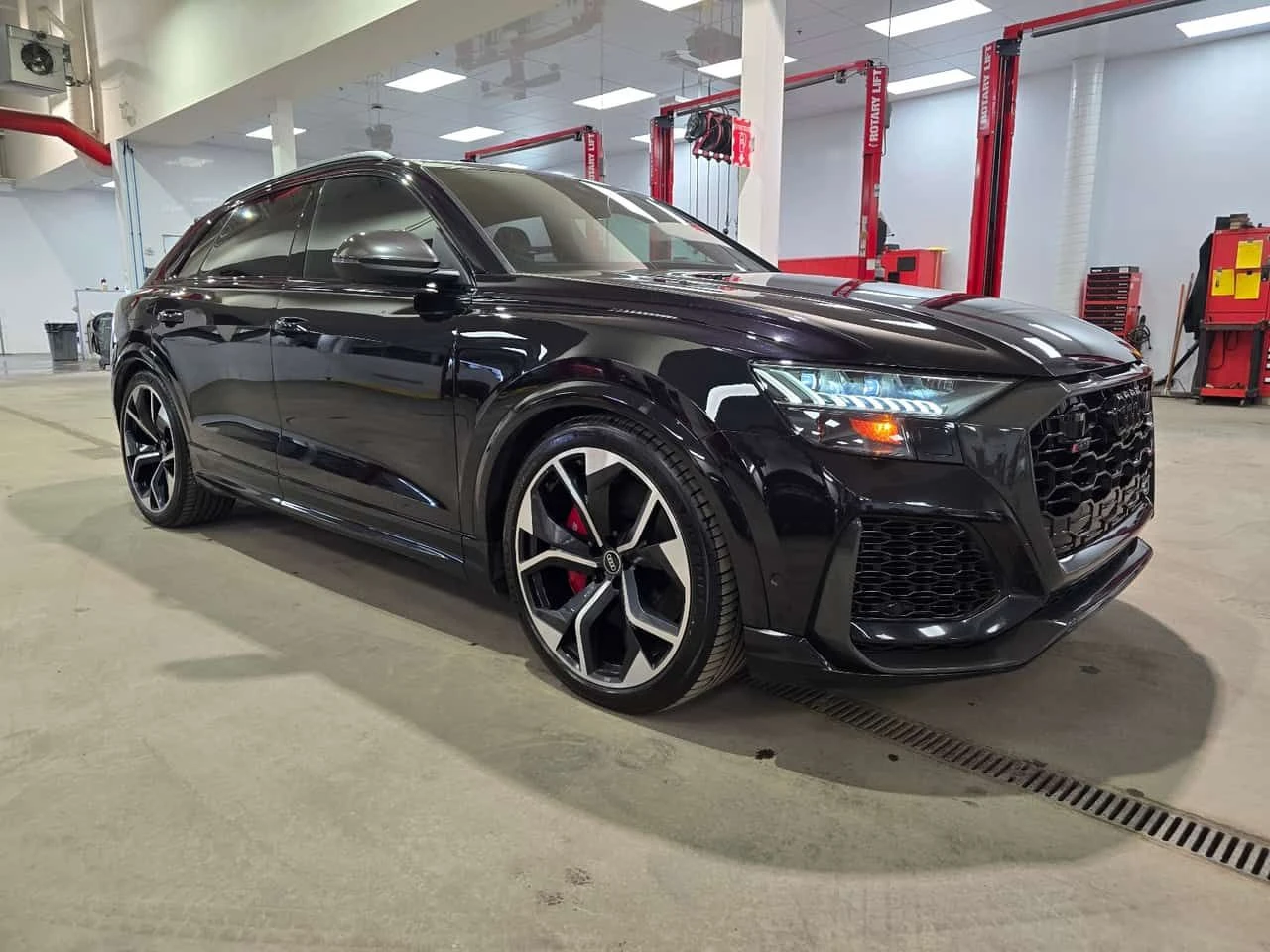 Audi RSQ8 4.0 TFSI quattro | CARFAX | БЕЗ ИНЦИДЕНТИ , снимка 3 - Автомобили и джипове - 55546897