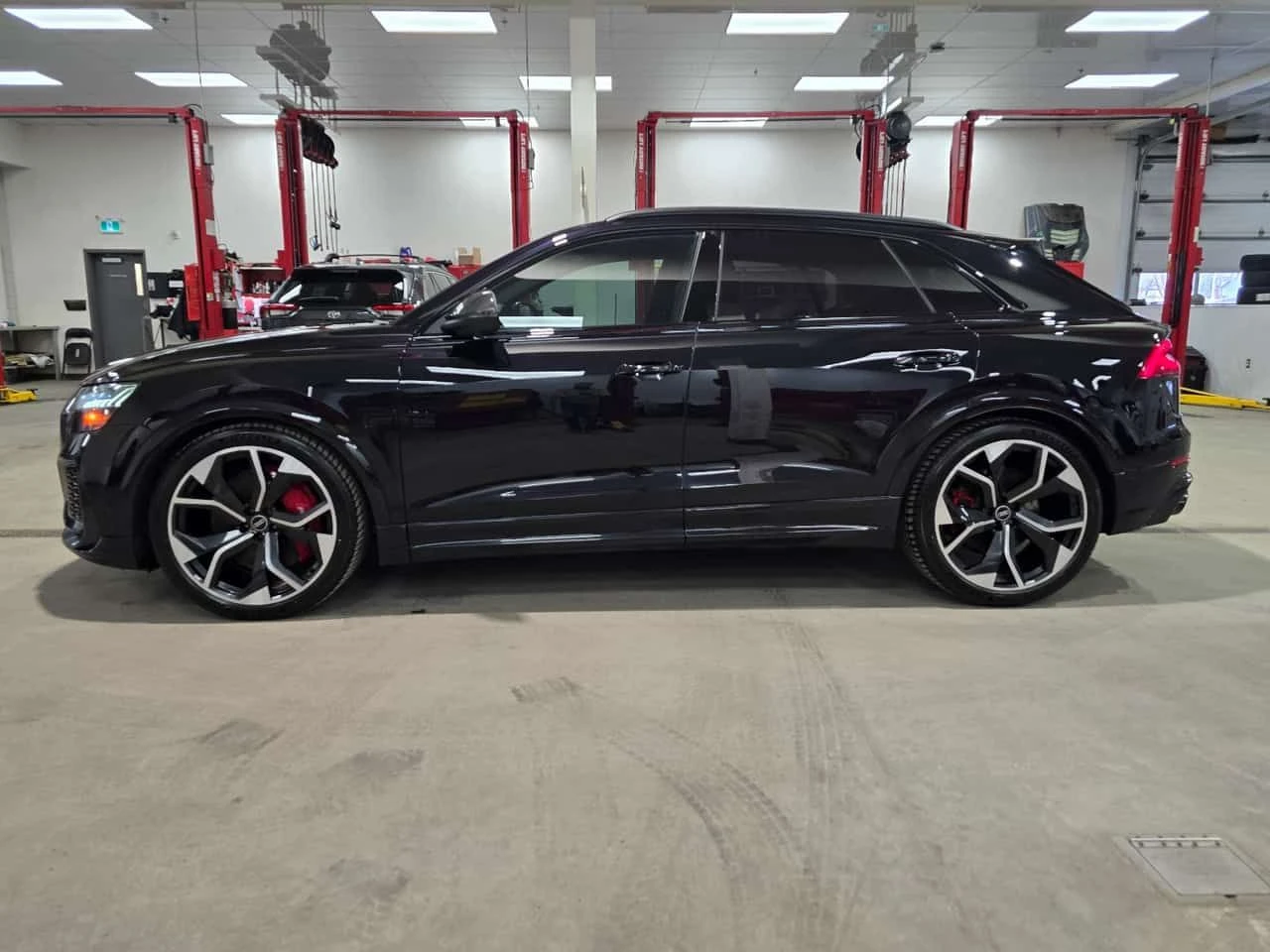 Audi RSQ8 4.0 TFSI quattro | CARFAX | БЕЗ ИНЦИДЕНТИ , снимка 4 - Автомобили и джипове - 55546897