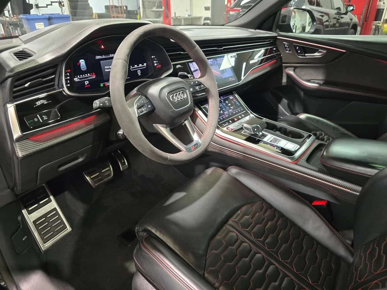 Audi RSQ8 4.0 TFSI quattro | CARFAX | БЕЗ ИНЦИДЕНТИ , снимка 10 - Автомобили и джипове - 55546897
