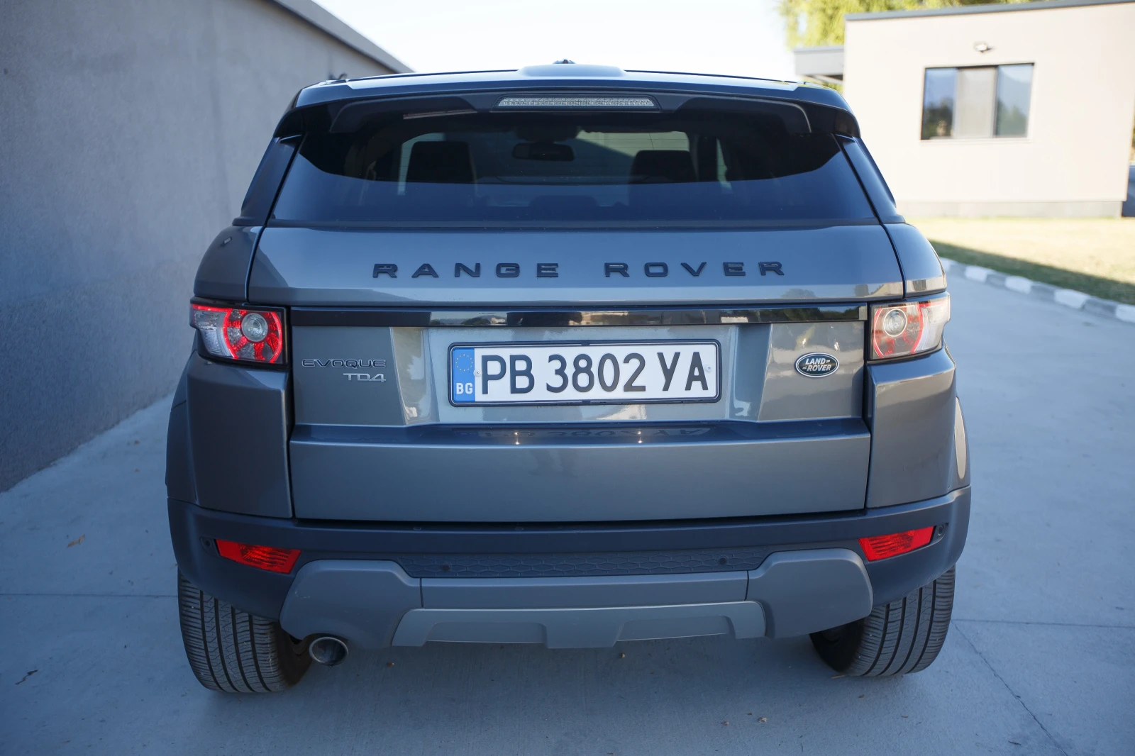 Land Rover Evoque 2.2td4 Black, снимка 4 - Автомобили и джипове - 56395778