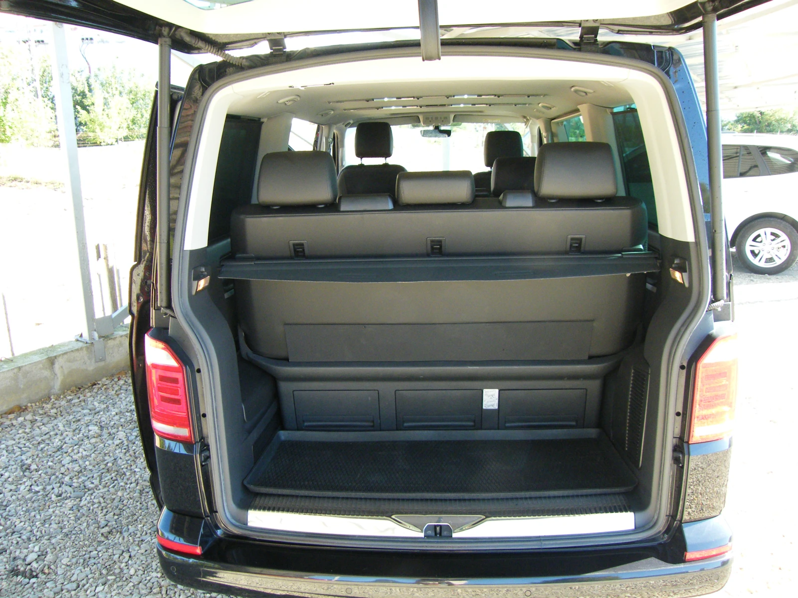VW Multivan 2.0 TDI 4x4 NAVI, снимка 12 - Бусове и автобуси - 56112612