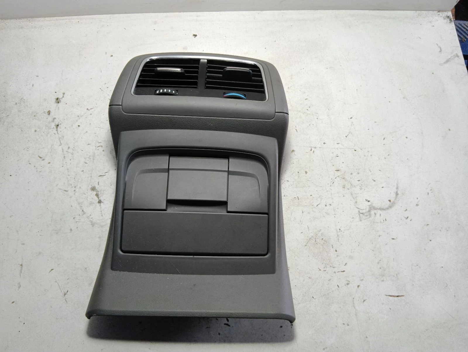 духалка задна  и пепелник 8K0819203E 8K0864376 8R0864376B Audi Q5