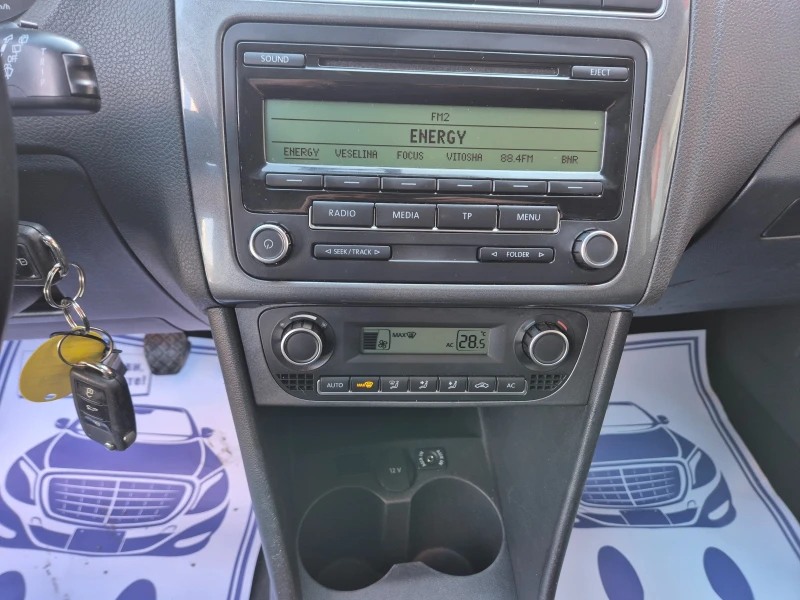 VW Polo 1.4i, KLIMATRONIK, снимка 15 - Автомобили и джипове - 53401919