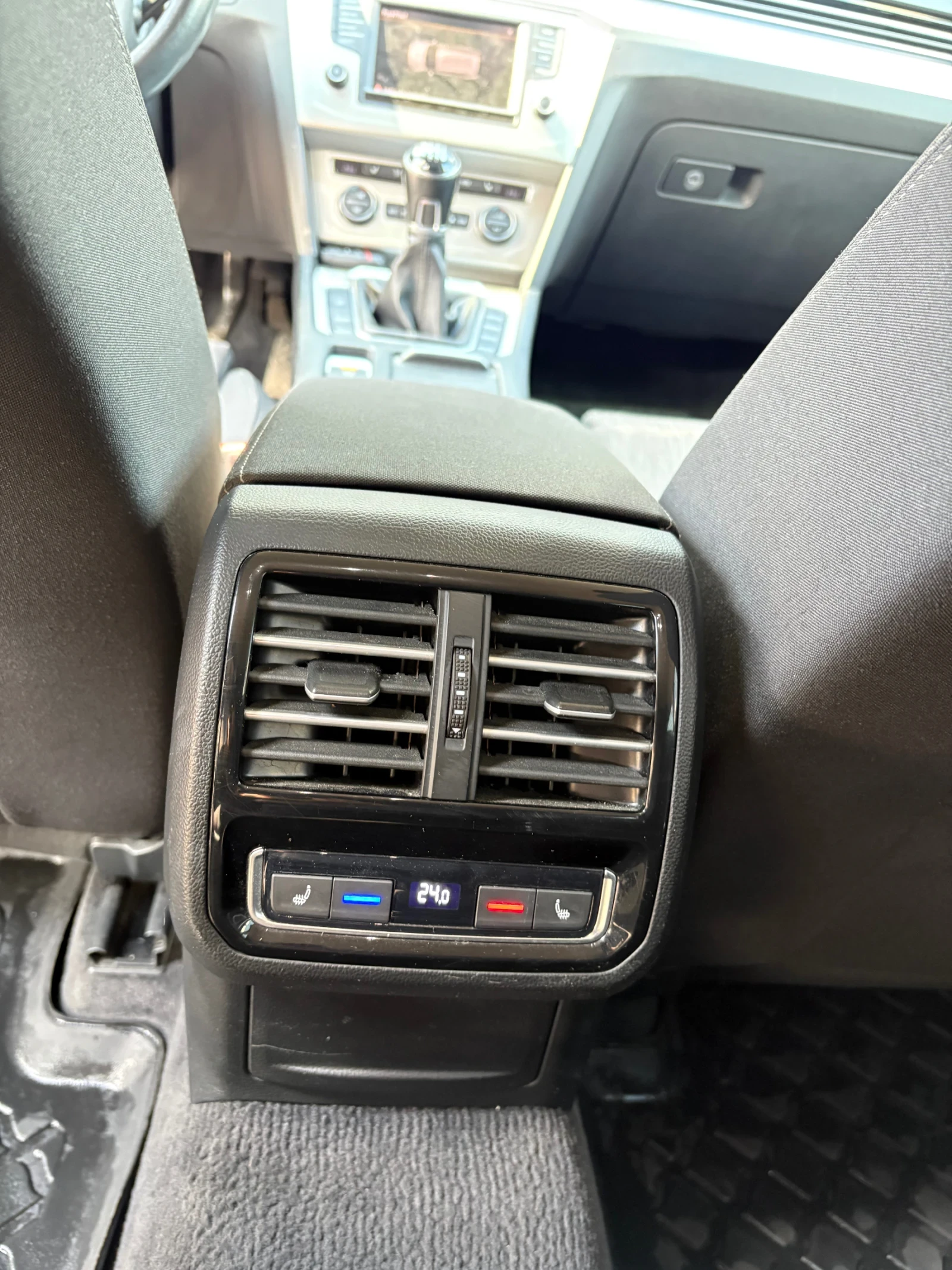 VW Passat 1.6 TDI 120hp, снимка 12 - Автомобили и джипове - 54219960