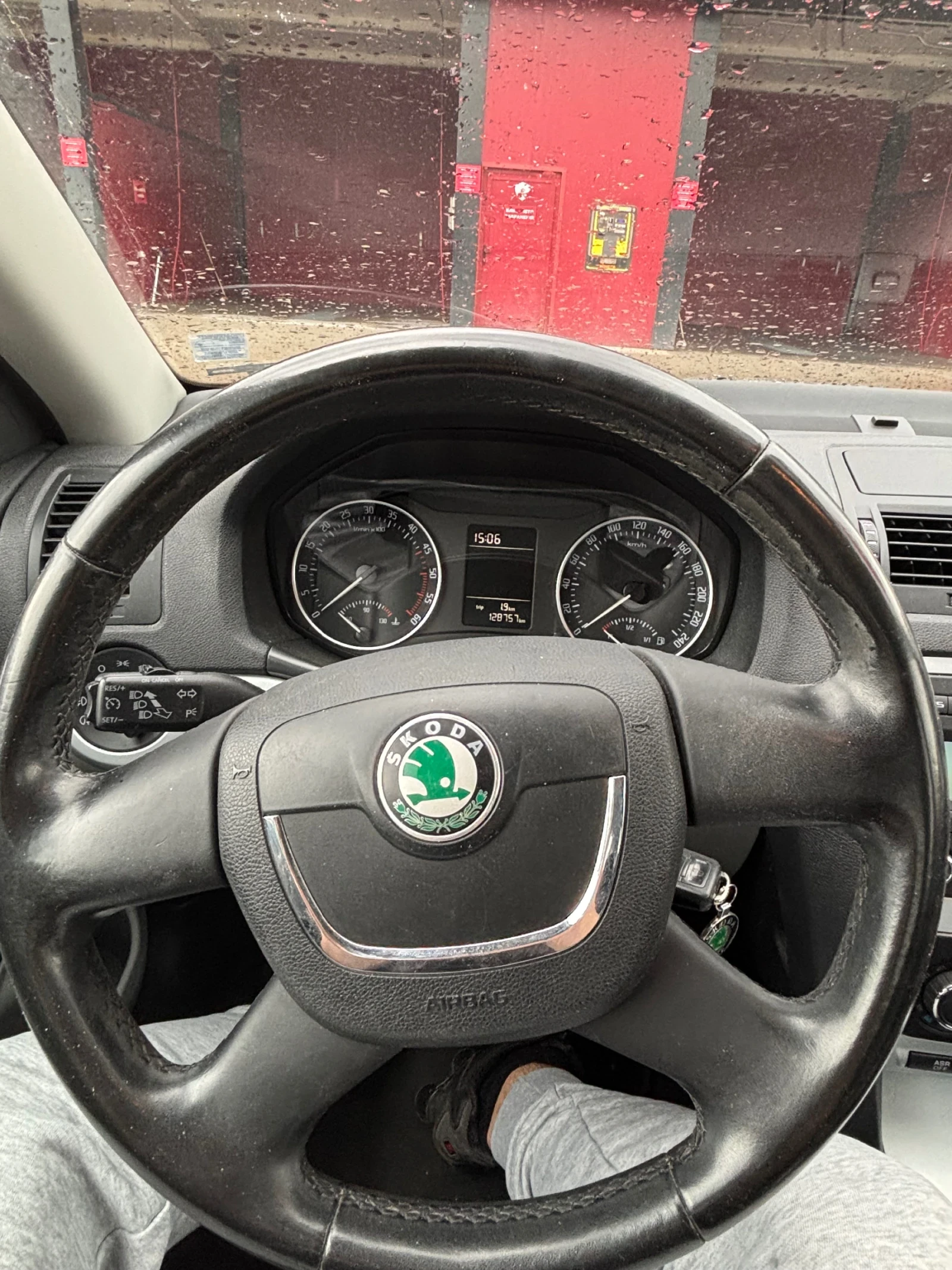 Skoda Octavia 1.6 TDI, снимка 6 - Автомобили и джипове - 54358442