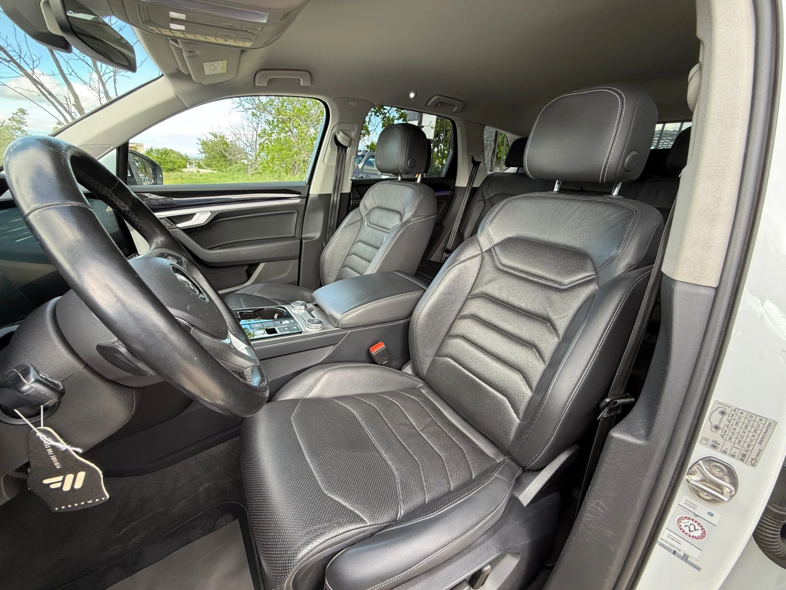 VW Touareg 3.0TDI Virtual/HeadUP/NightVision, снимка 7 - Автомобили и джипове - 54633112