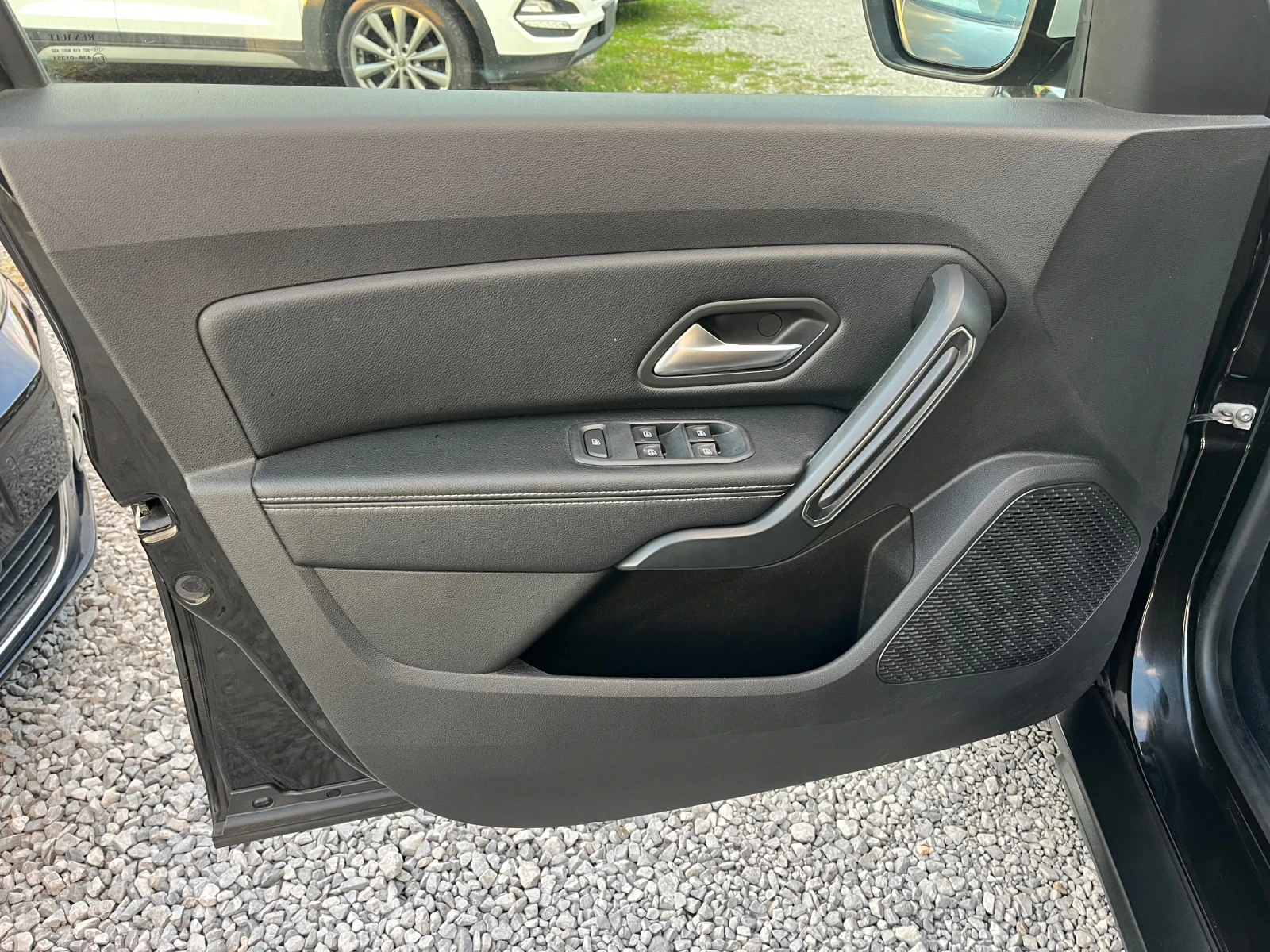 Dacia Duster 1.6i bi-fuel BRC, снимка 9 - Автомобили и джипове - 55125402