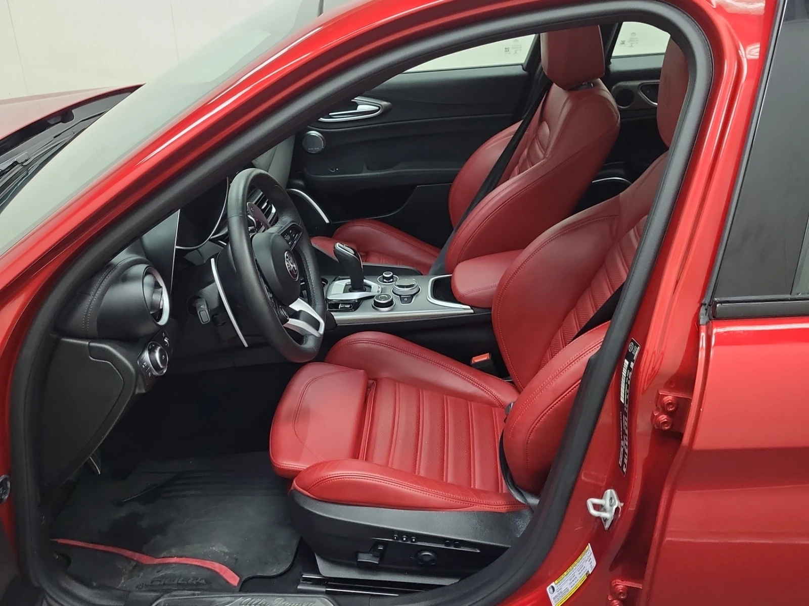 Alfa Romeo Giulia * VELOCE * 8ZF * CARFAX * ВЪЗМОЖНОСТ ЗА ФИНАНСИРАН - изображение 6