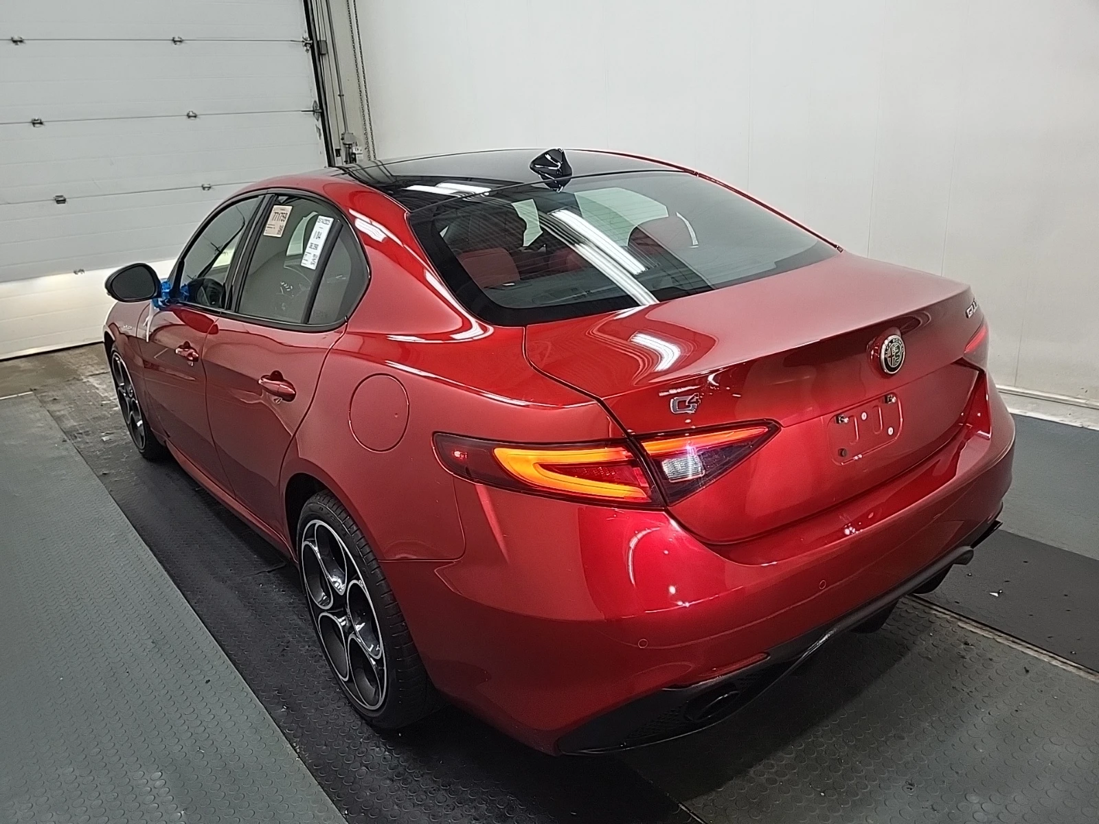 Alfa Romeo Giulia * VELOCE * 8ZF * CARFAX * ВЪЗМОЖНОСТ ЗА ФИНАНСИРАН - изображение 5
