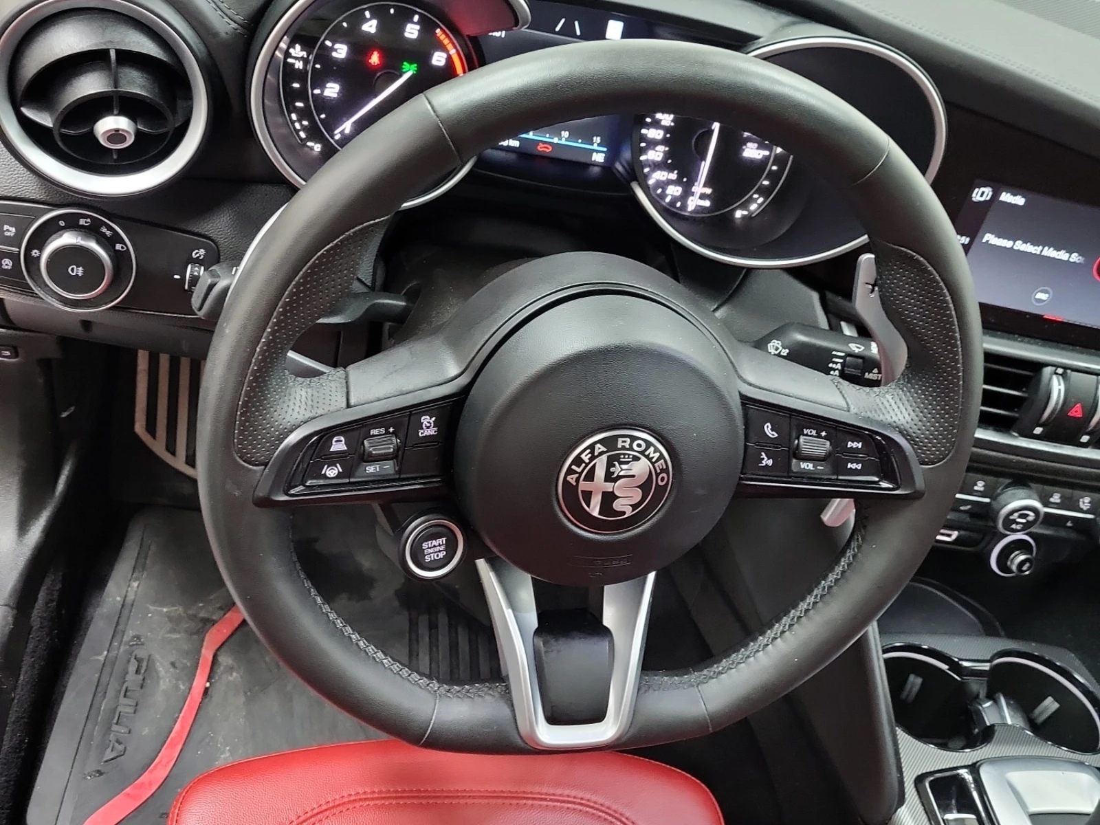 Alfa Romeo Giulia * VELOCE * 8ZF * CARFAX * ВЪЗМОЖНОСТ ЗА ФИНАНСИРАН - изображение 8