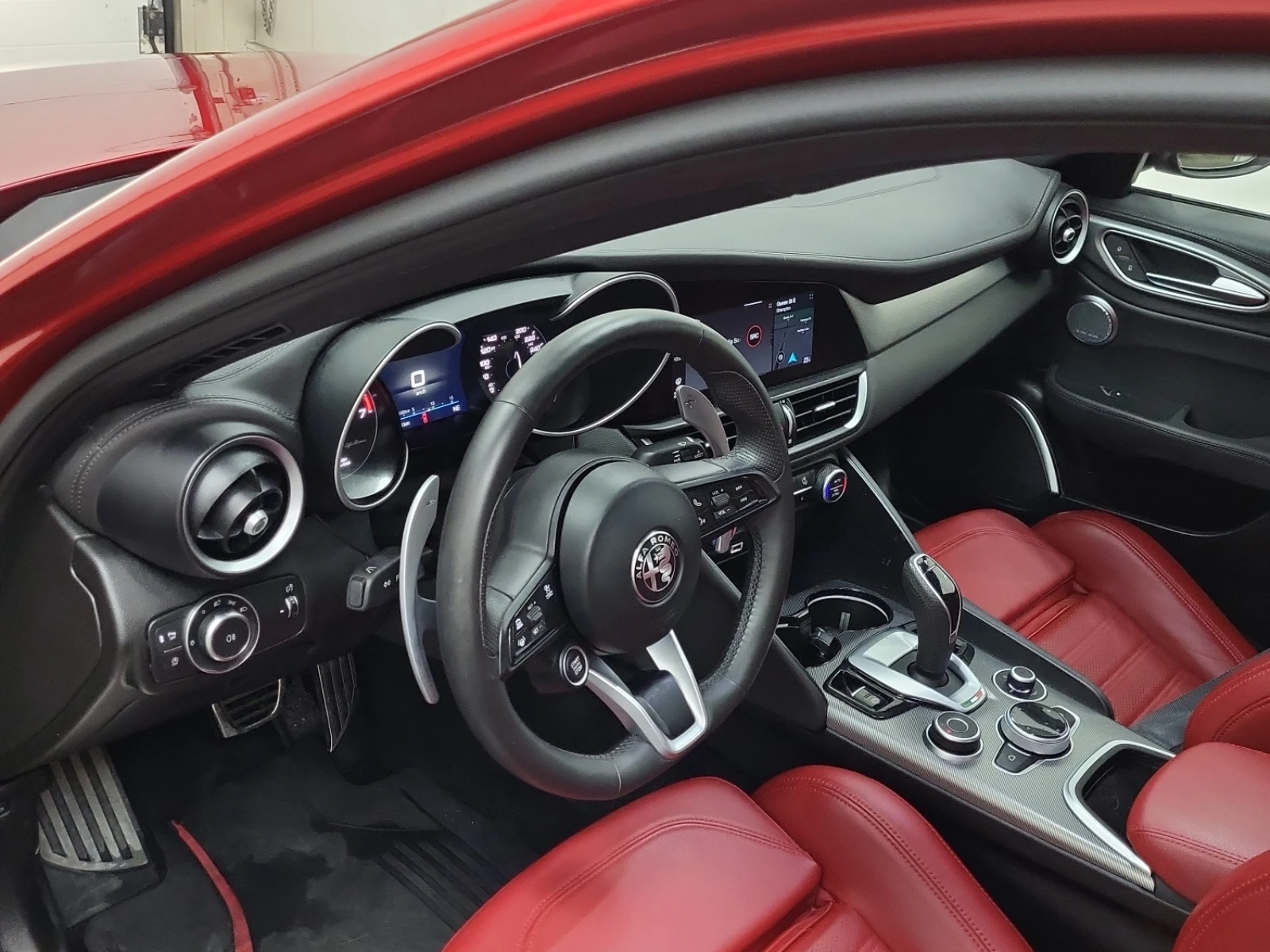 Alfa Romeo Giulia * VELOCE * 8ZF * CARFAX * ВЪЗМОЖНОСТ ЗА ФИНАНСИРАН - изображение 7