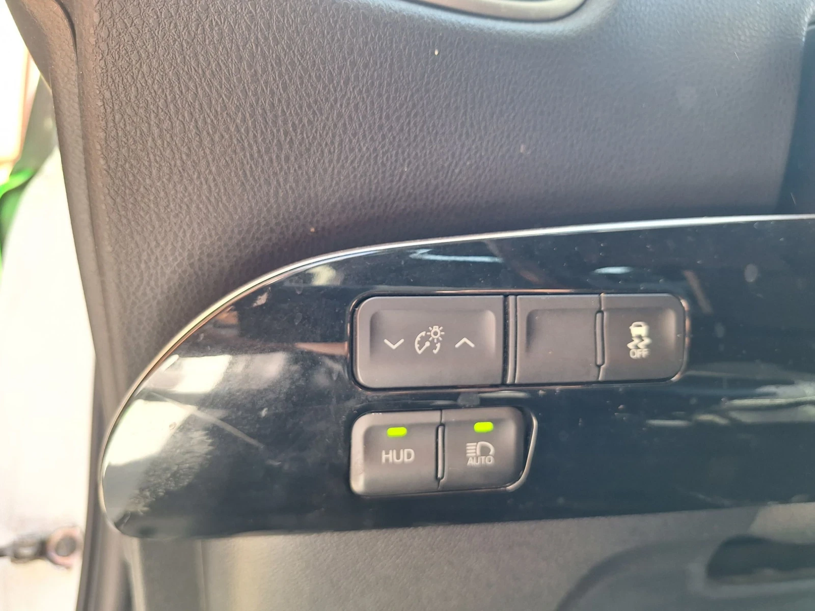 Toyota Prius 1.8 HYBRID  - изображение 8
