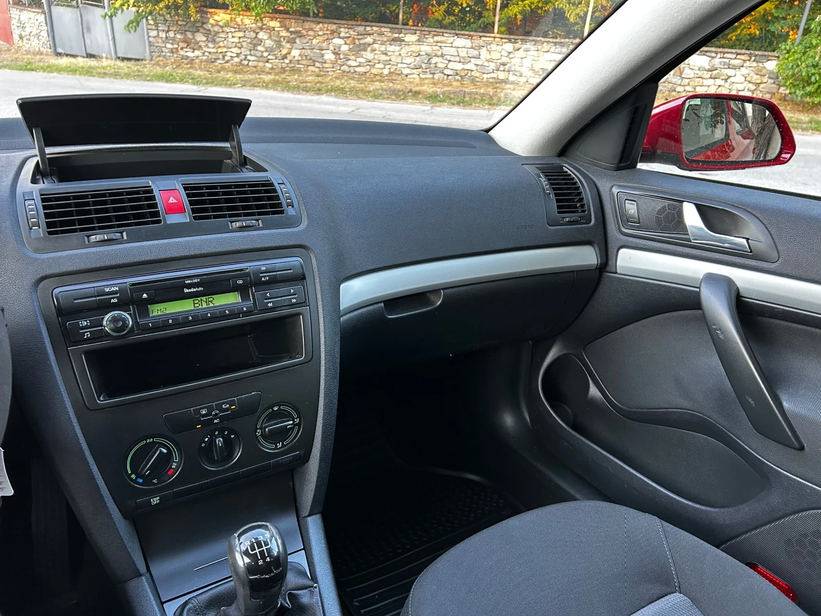 Skoda Octavia 1.6i 102к.с.* ТЕМПОМАТ* КЛИМАТИК* СЕРВИЗНА КНИЖКА*, снимка 12 - Автомобили и джипове - 55105509
