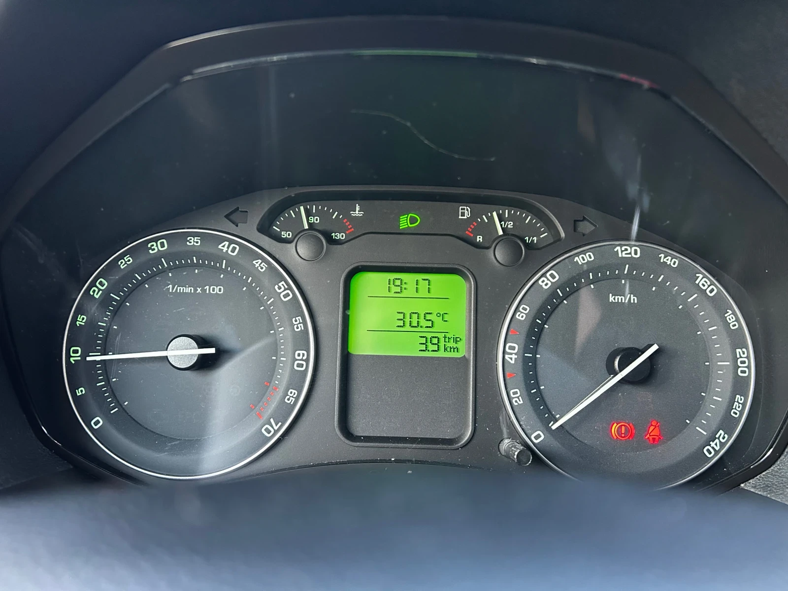 Skoda Octavia 1.6i 102к.с.* ТЕМПОМАТ* КЛИМАТИК* СЕРВИЗНА КНИЖКА*, снимка 13 - Автомобили и джипове - 55105509