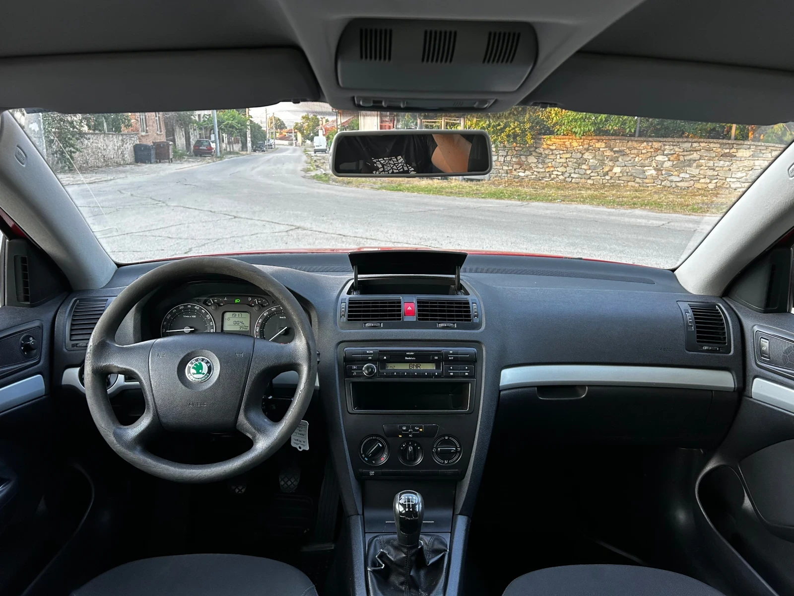 Skoda Octavia 1.6i 102к.с.* ТЕМПОМАТ* КЛИМАТИК* СЕРВИЗНА КНИЖКА*, снимка 11 - Автомобили и джипове - 55105509
