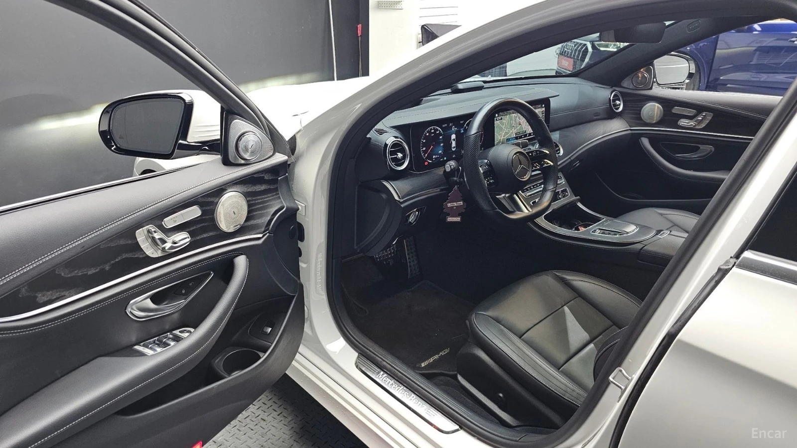 Mercedes-Benz E 220 4MATIC/AMG-LINE/360CAMERA/SUNROOF/BURMESTER, снимка 5 - Автомобили и джипове - 55421564