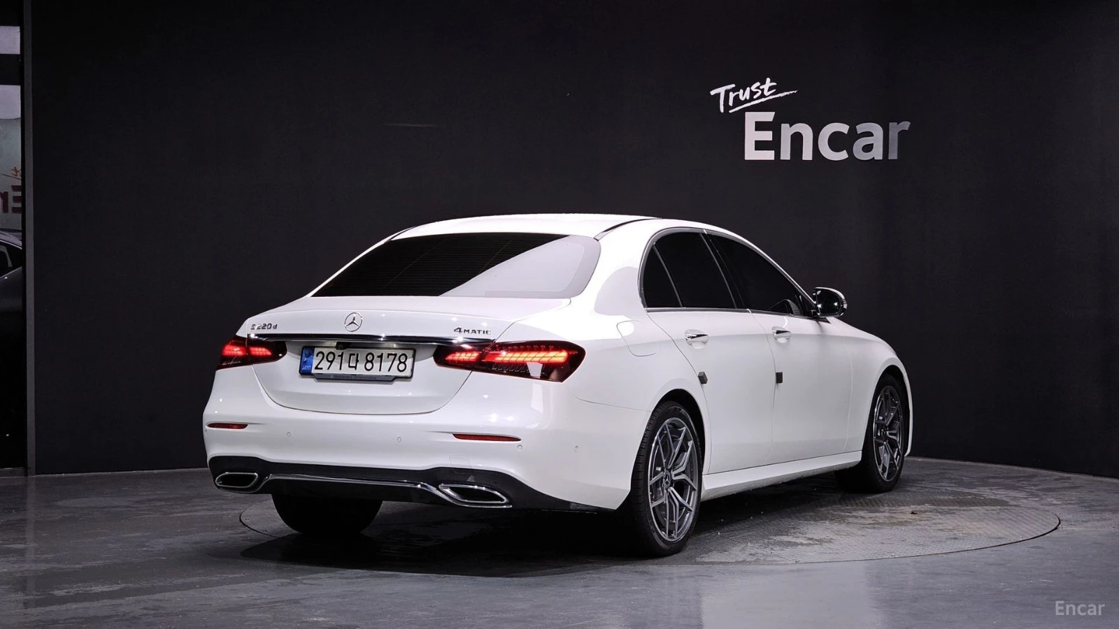Mercedes-Benz E 220 4MATIC/AMG-LINE/360CAMERA/SUNROOF/BURMESTER, снимка 3 - Автомобили и джипове - 55421564