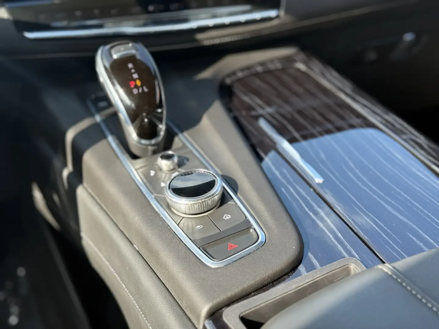 Cadillac Escalade Sport 4x4 checks every box - 6, снимка 17 - Автомобили и джипове - 54837685
