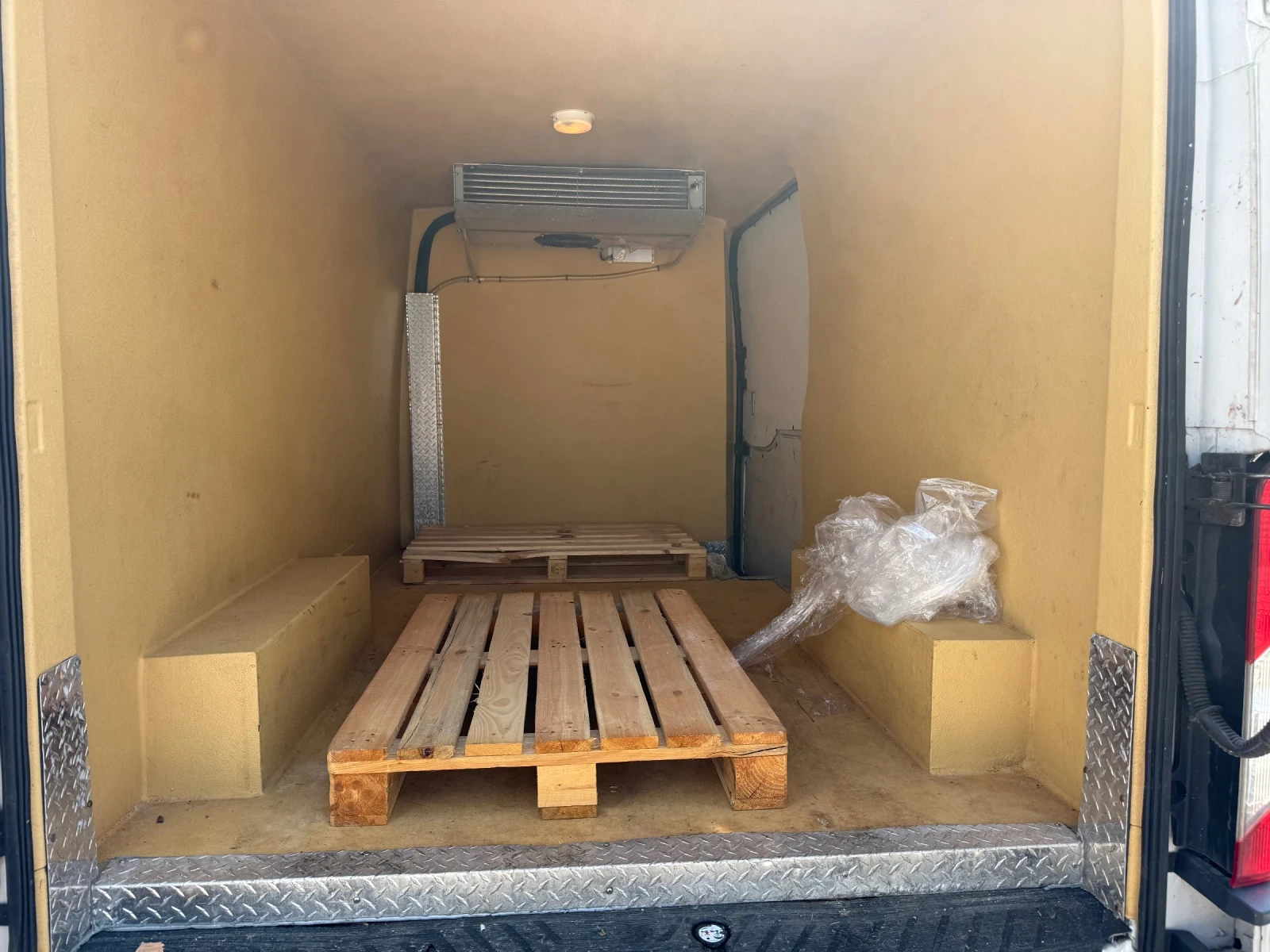 Ford Transit Хладилен+ N2+ Регистриран+ 4000t+ Подгрев, снимка 13 - Бусове и автобуси - 54836568