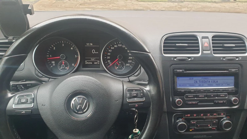 VW Golf 1.6 TDI Highline, снимка 11 - Автомобили и джипове - 52572763
