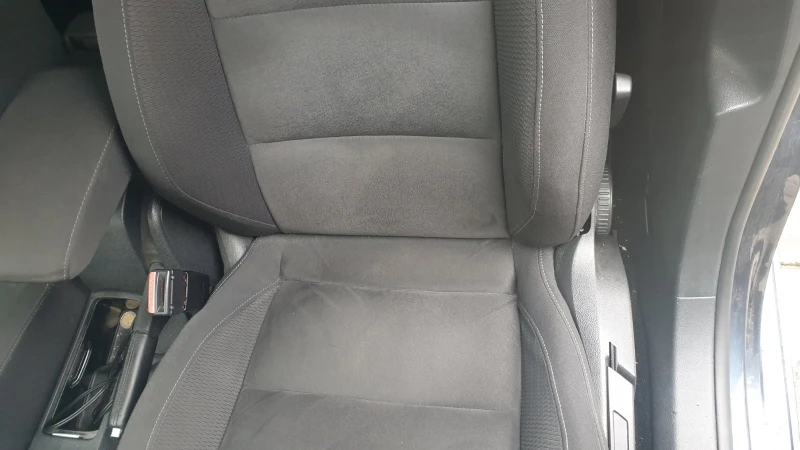 VW Golf 1.6 TDI Highline, снимка 9 - Автомобили и джипове - 52572763