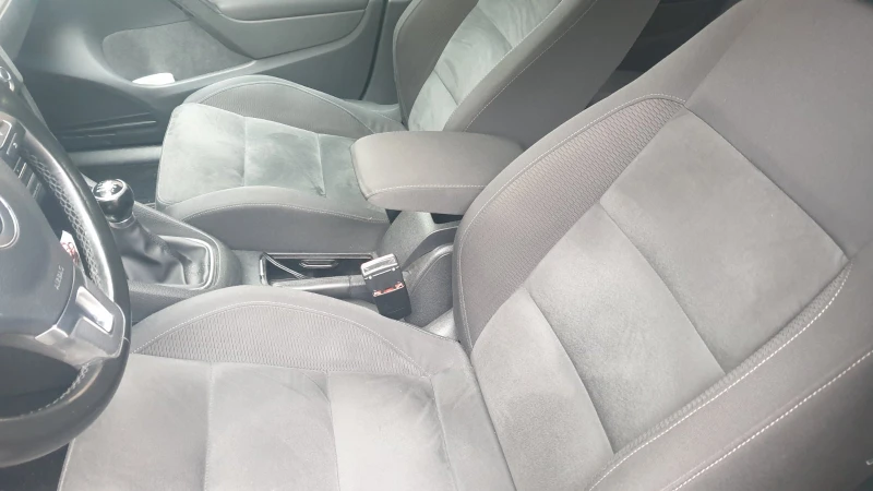 VW Golf 1.6 TDI Highline, снимка 8 - Автомобили и джипове - 52572763