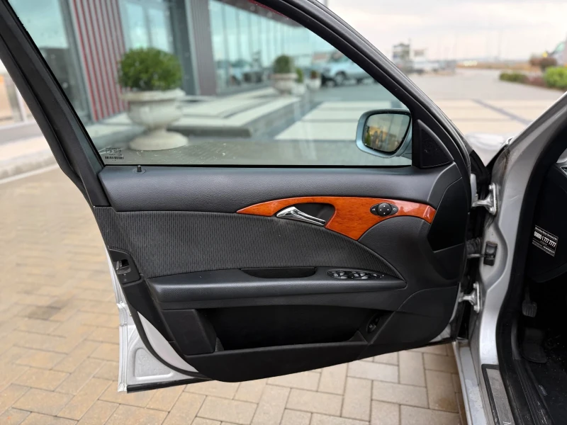 Mercedes-Benz E 220, снимка 11 - Автомобили и джипове - 52666230