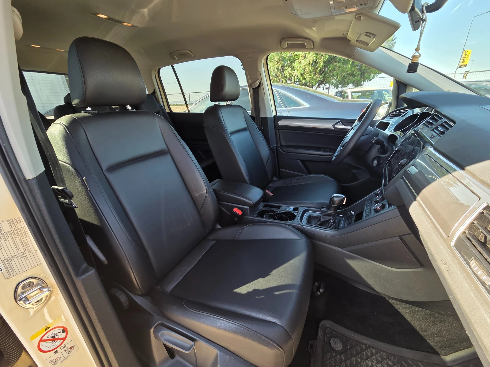 VW Touran 6+ 1, снимка 12 - Автомобили и джипове - 56005393